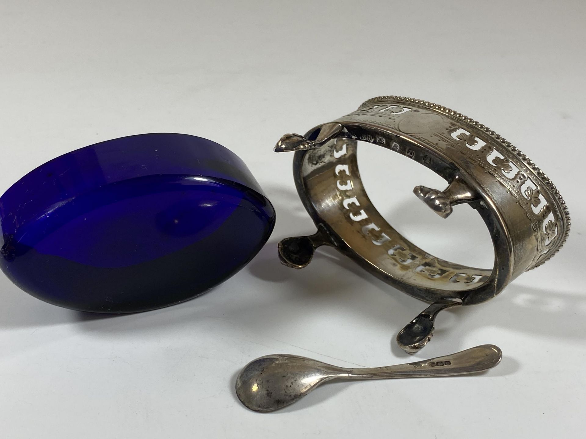 A GEORGE III SILVER OPEN SALT ON BALL AND CLAW FEET WITH BLUE GLASS LINER AND LATER HALLMARKED - Image 3 of 7