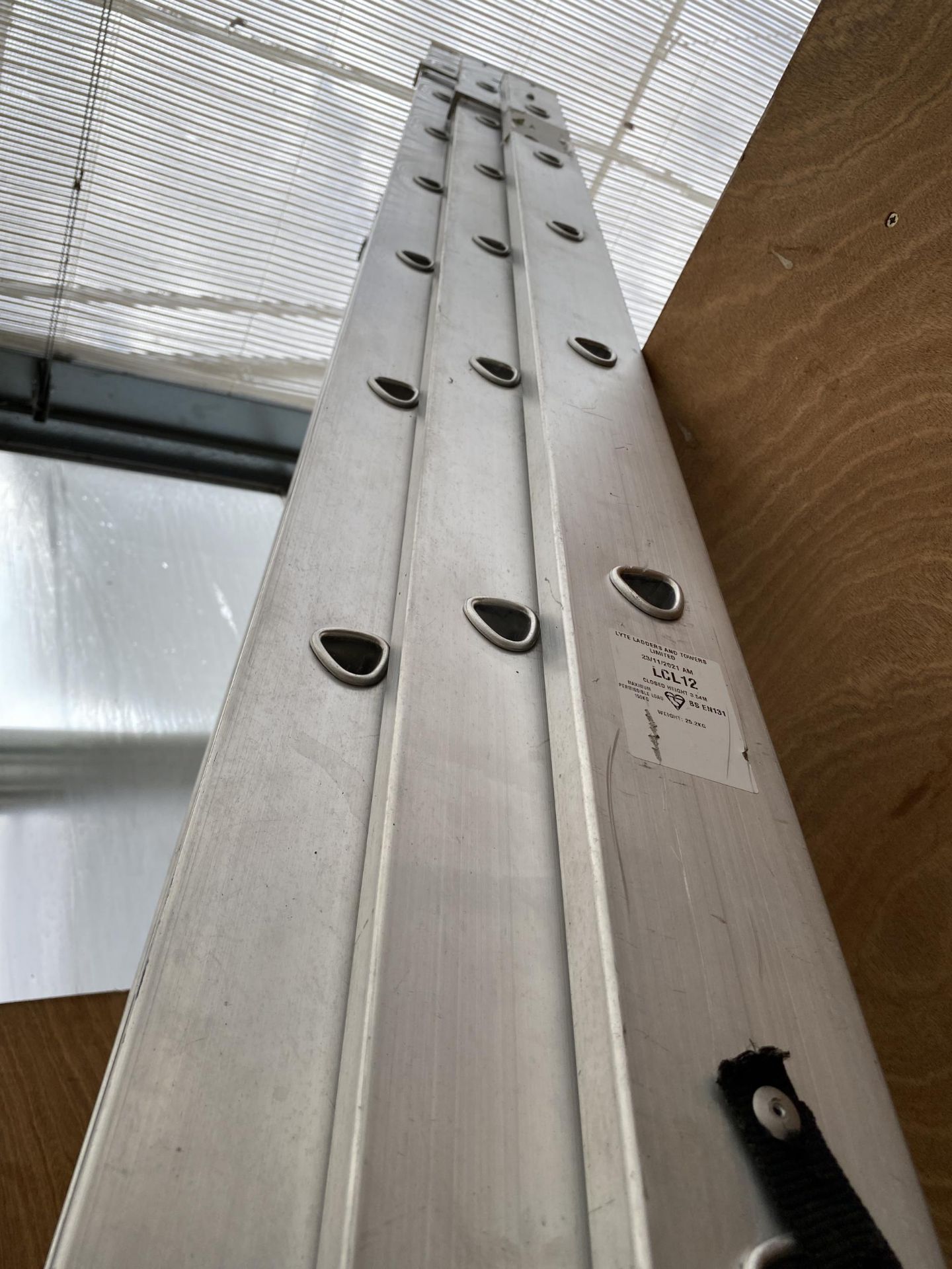 A LYTE 36 RUNG THREE SECTION ALUMINIUM EXTENDING LADDER WITH FOOT PLATE - Image 5 of 5