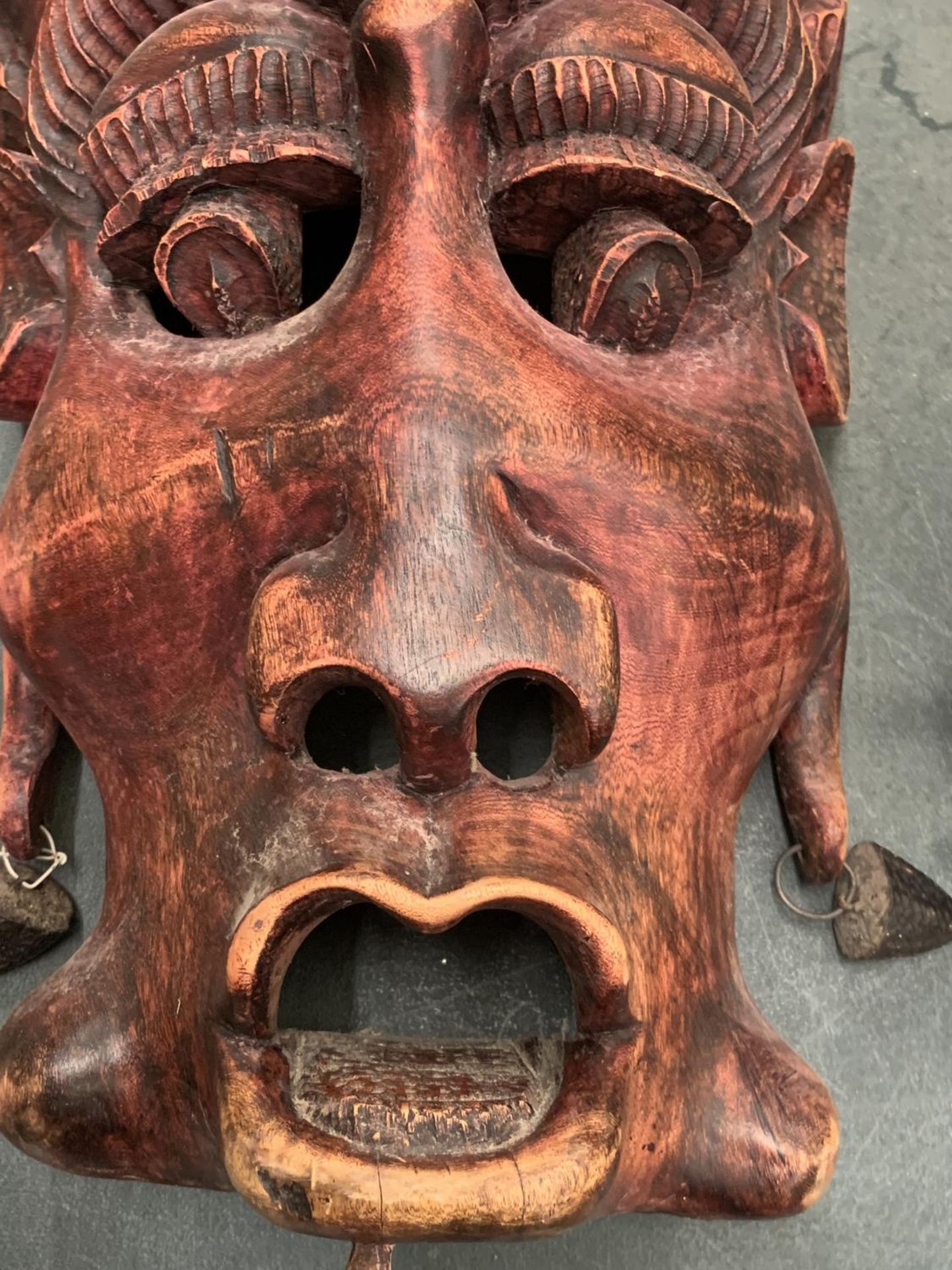 A LARGE HAND CARVED WOODEN POLYNESIAN DEVIL GOD - Image 2 of 4