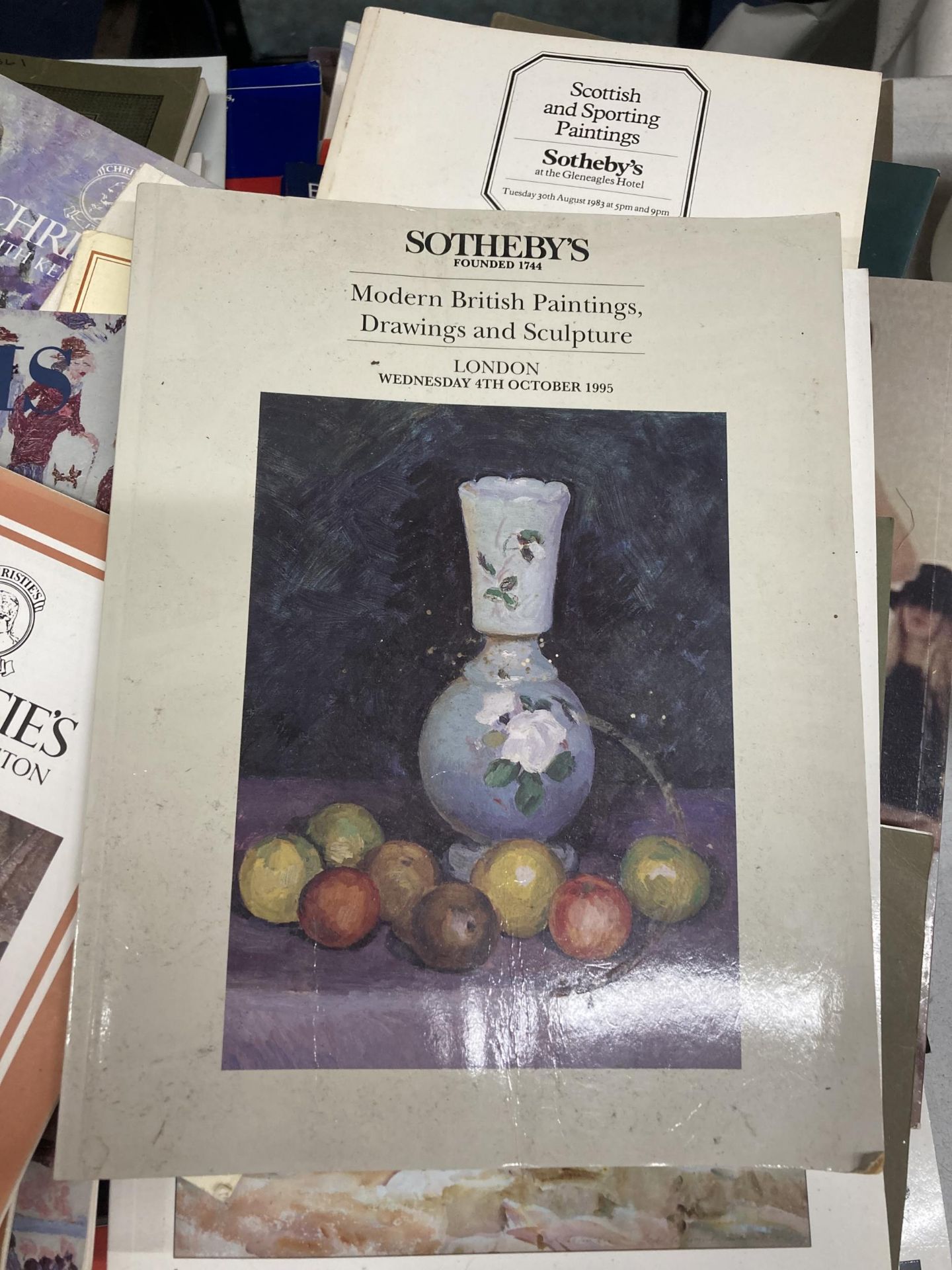 A LARGE AMOUNT OF VINTAGE AUCTION CATALOGUES TO INCLUDE CHRISTIES, SOTHEBY'S, ETC - Image 3 of 5