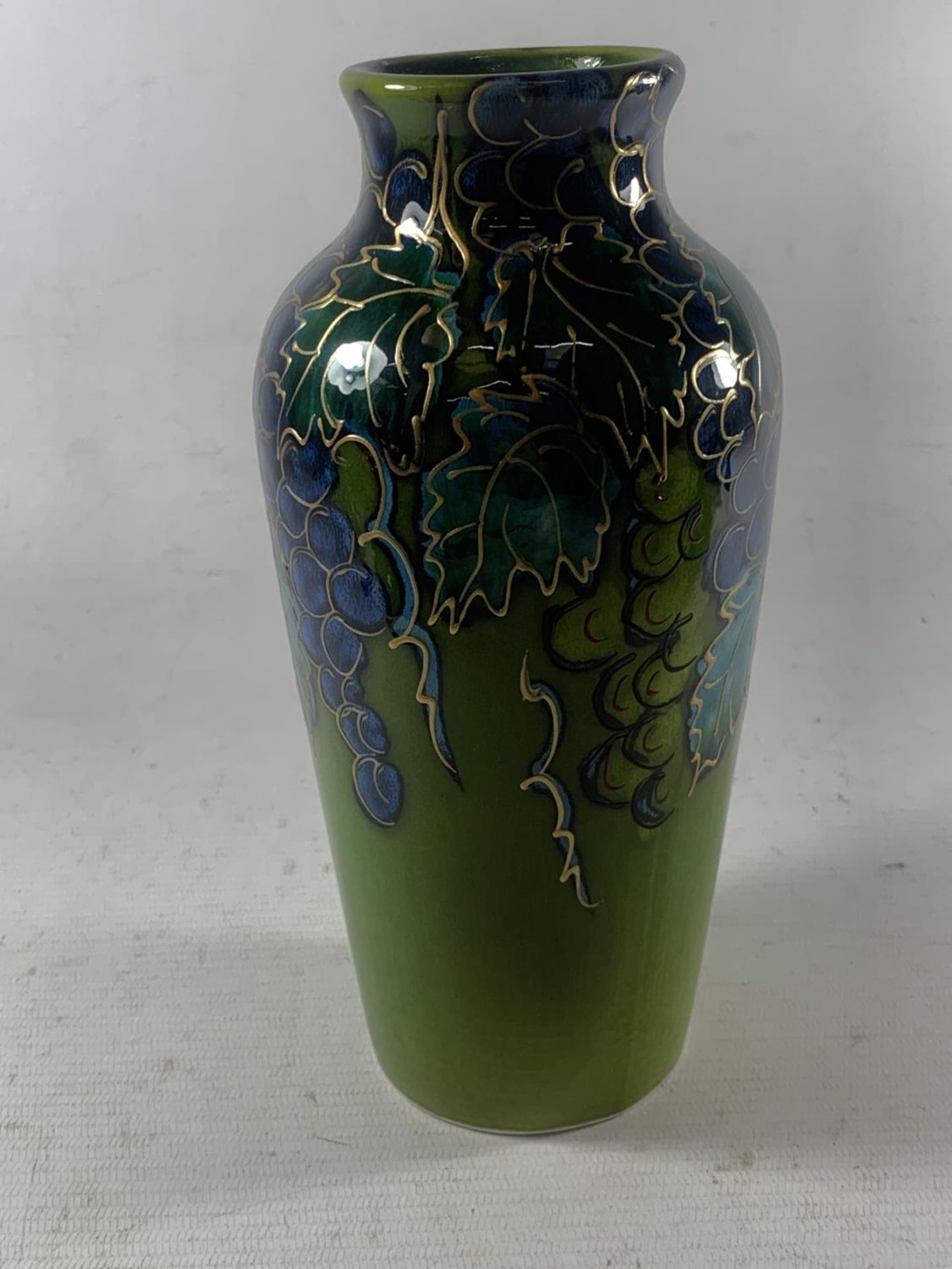 AN ANITA HARRIS HAND PAINTED AND SIGNED IN GOLD VINEYARD VASE - Image 2 of 4