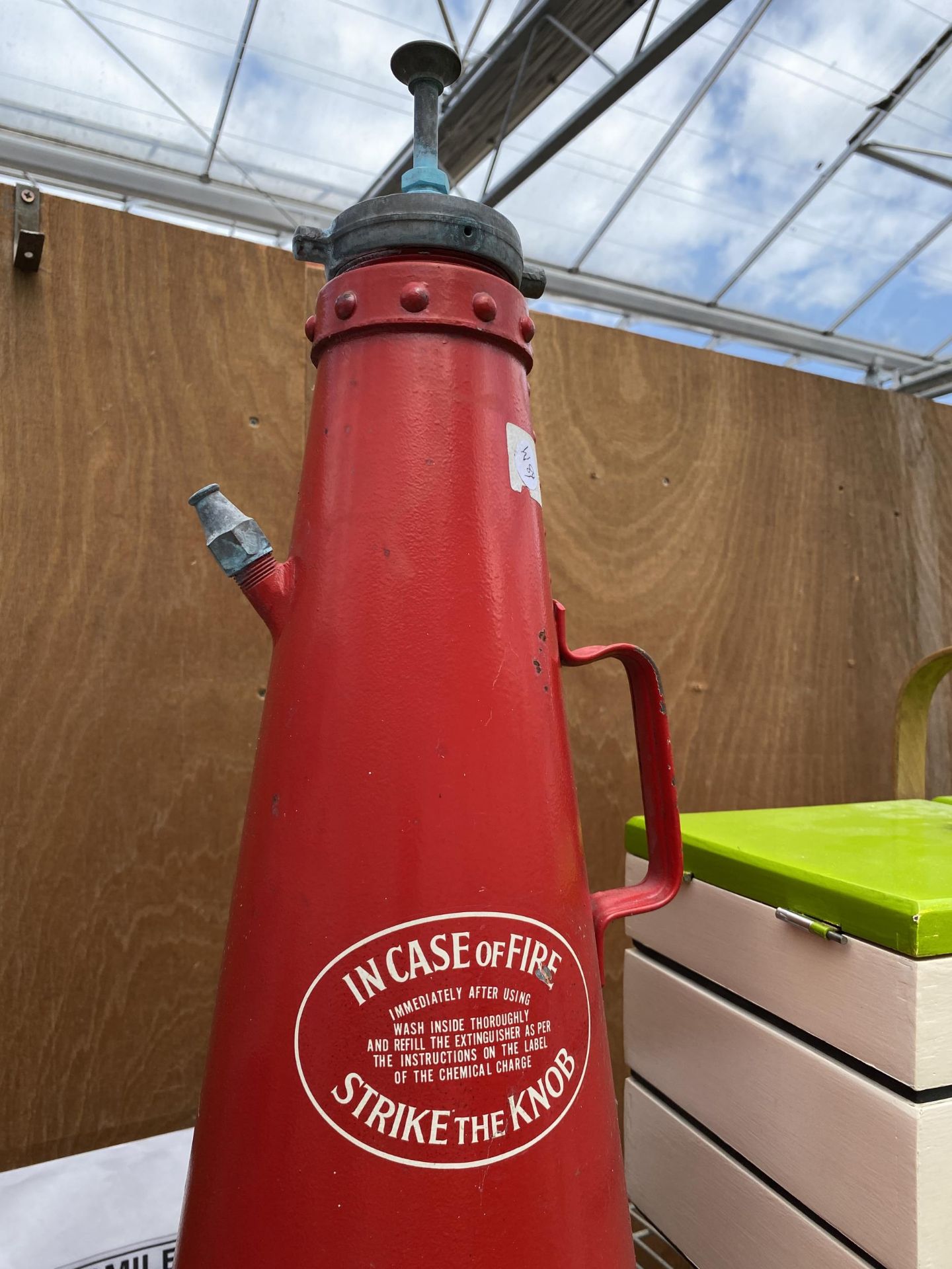 A VINTAGE RED FIRE EXTINGUISHER - Image 2 of 3