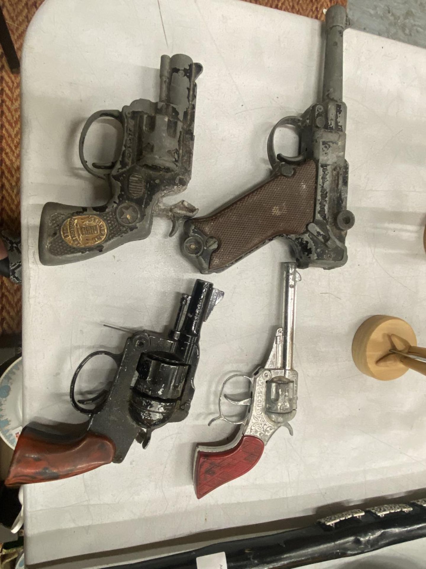 FOUR CHILDREN'S VINTAGE TOY GUNS TO INCLUDE A LONE STAR LUGER, LONE STAR DRAGNETT, LONE STAR SCOUT