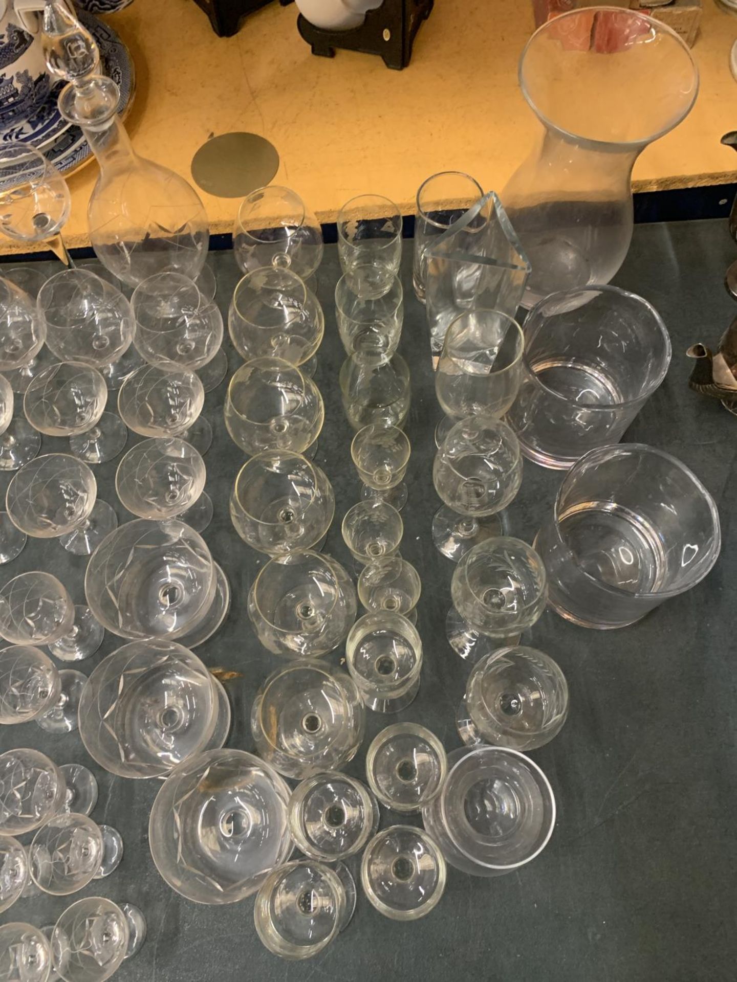 A LARGE QUANTITY OF VINTAGE GLASSWARE TO INCLUDE VASES, A DECANTER, MARTINI GLASSES, WINE, SHERRY, - Image 4 of 5