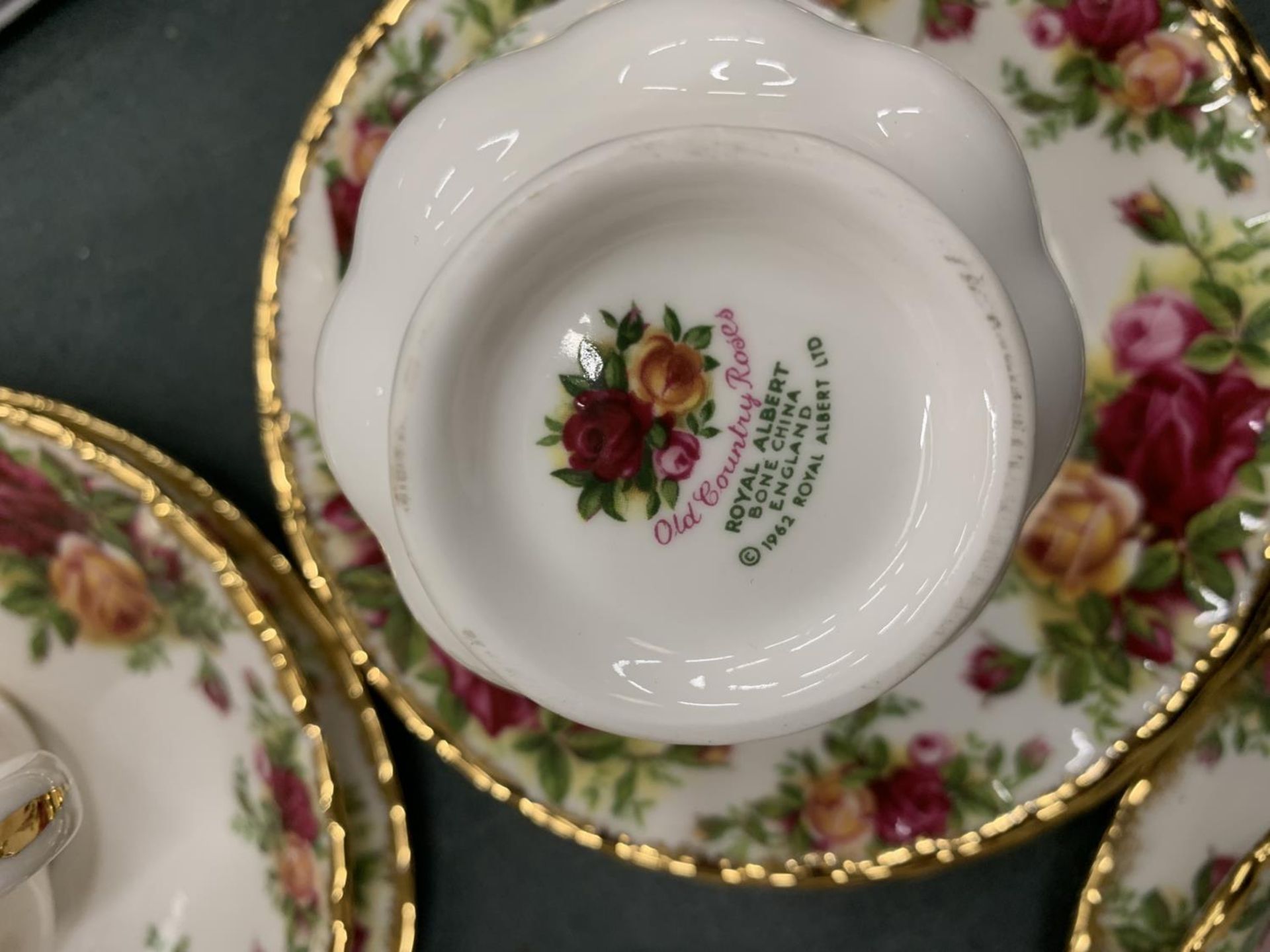 A ROYAL ALBERT 'OLD COUNTRY ROSES' TEASET TO INCLUDE A TEAPOT, CREAM JUG, SUGAR BOWL,SANDWICH AND - Bild 4 aus 5