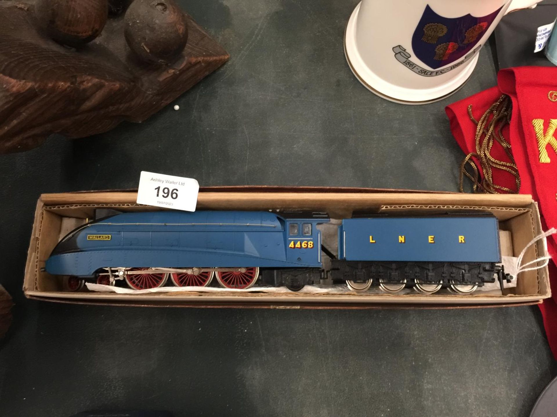 A OO GUAGE BOXED MODEL TRAIN OF THE MALLARD AND TENDER