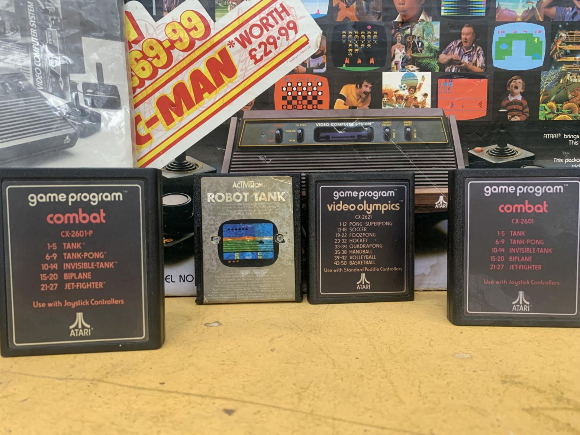 AN ATARI VIDEO COMPUTER SYSTEM, BOXED WITH INSTRUCTIONS AND GAMES - Bild 2 aus 4