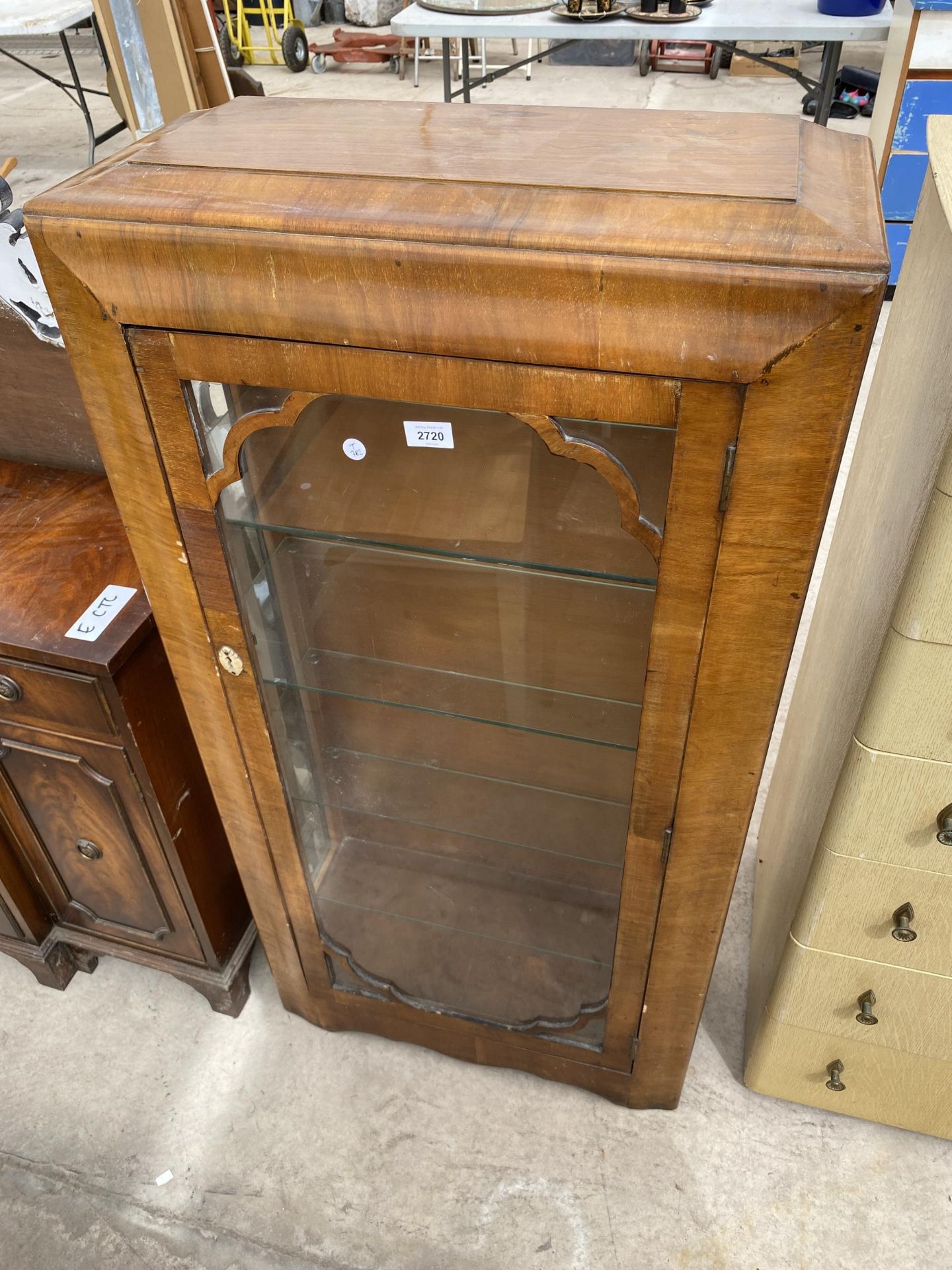 A MID 20TH CENTURY WALNUT CHINA CABINET, 24" WIDE