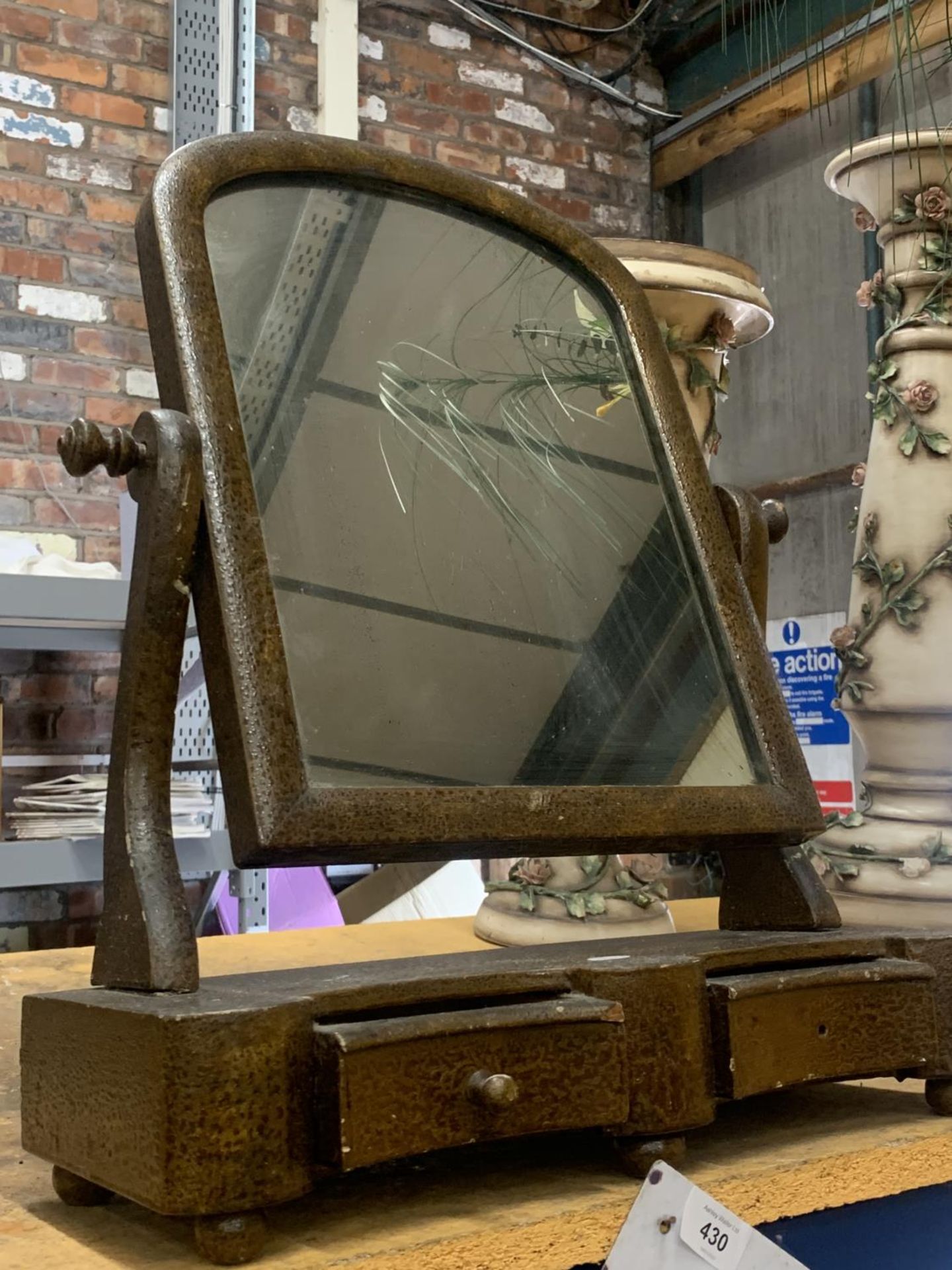 A DRESSING TABLE MAHOGANY SWING MIRROR WITH DRAWERS TO THE BASE - Bild 2 aus 3