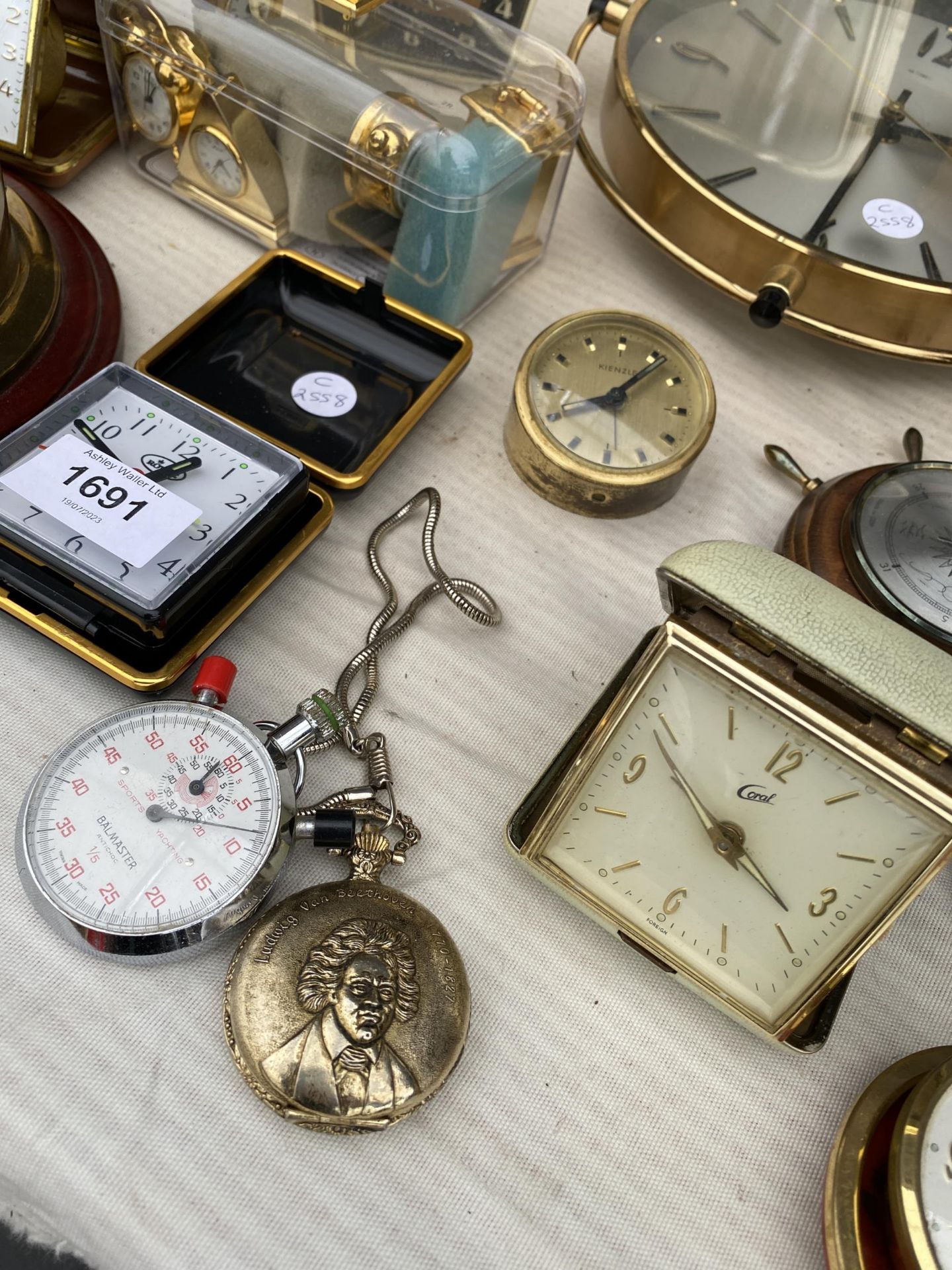 A LARGE ASSORTMENT OF CLOCKS AND WATCHES - Bild 4 aus 5