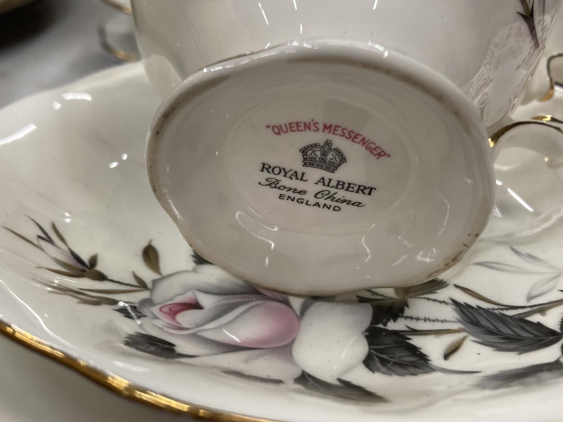 A QUANTITY OF VINTAGE CHINA CUPS AND SAUCERS TO INCLUDE AN ANTIQUE COPELAND SPODE SIDE PLATE NO - Image 3 of 6