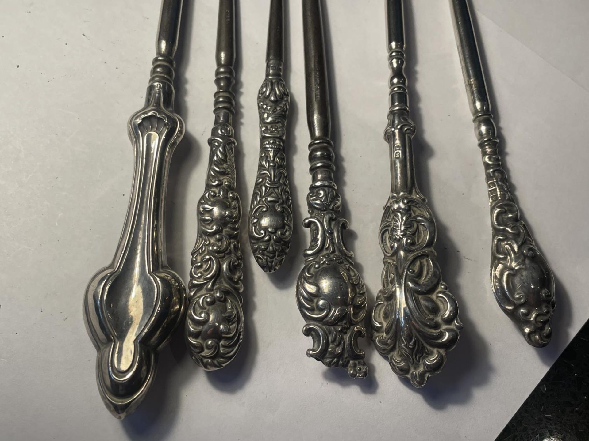 SEVEN HALLMARKED SILVER ITEMS TO INCLUDE FIVE BIRMINGHAM BUTTON HOOKS, A CHESTER BUTTON HOOL AND A - Bild 3 aus 3