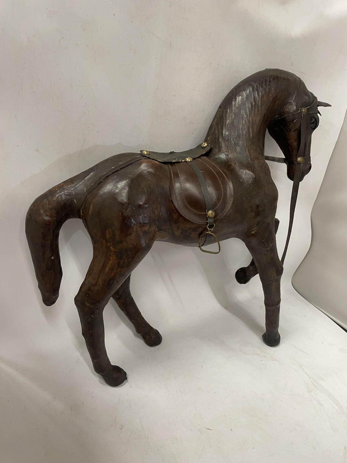 A LARGE VINTAGE LEATHER MODEL OF A HORSE - Image 3 of 3