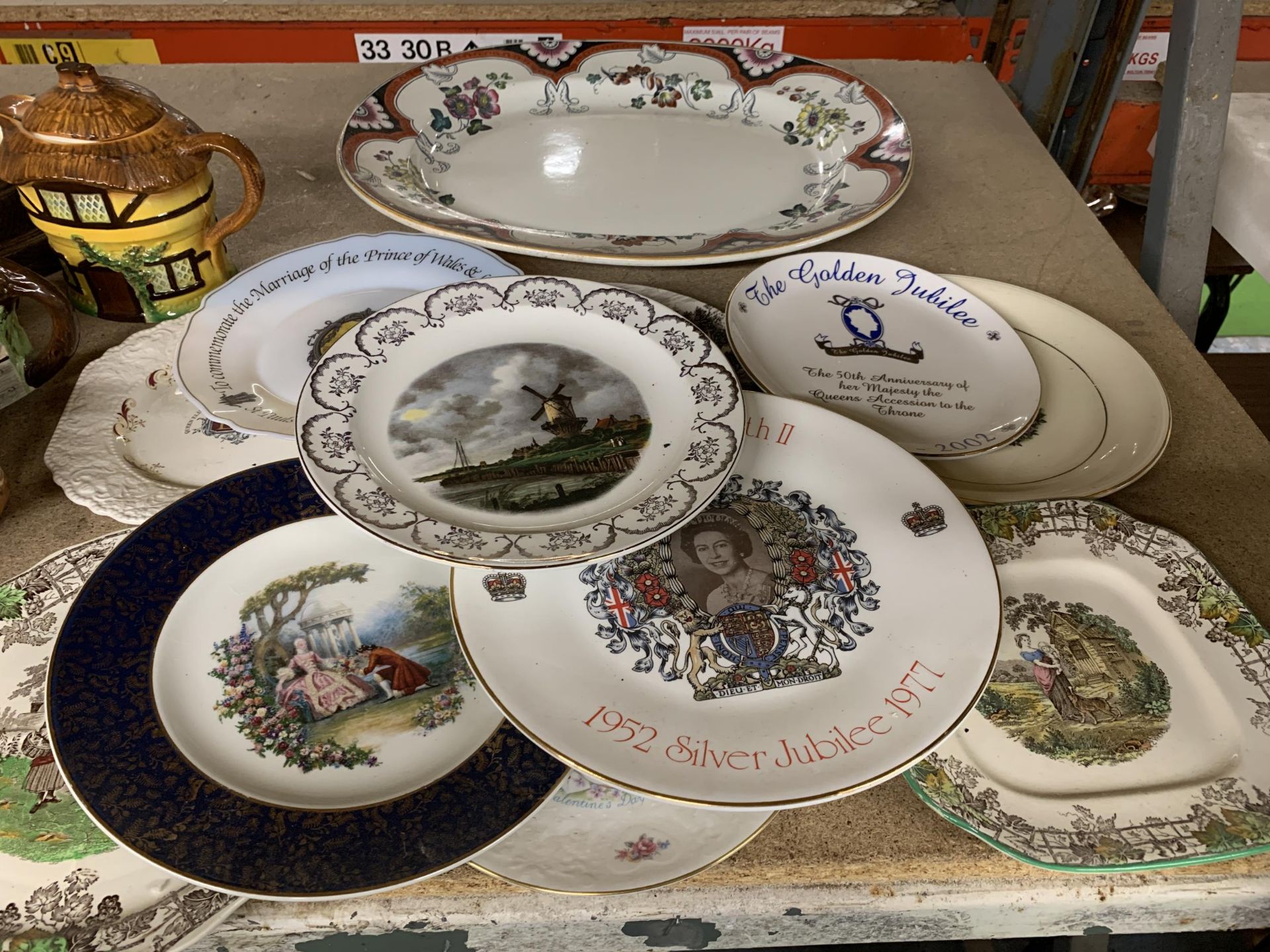 A MIXED LOT OF PLATES TO INCLUDE COMMEMORATIVE EXAMPLE AND LARGE MEAT PLATTER ETC TOGETHER WITH A