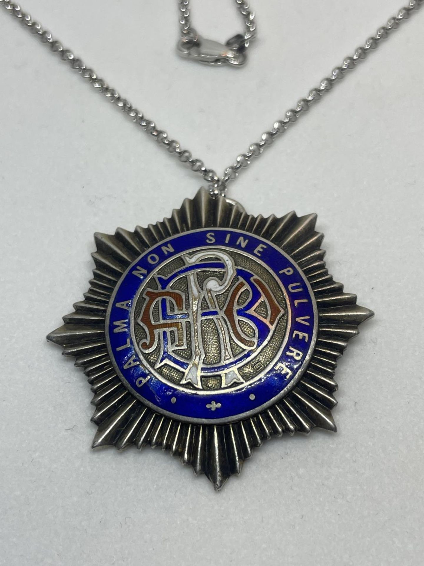 A SILVER NECKLACE WITH A HALLMARKED BIRMINGHAM SILVER MASONIC MEDAL IN A PRESENTATION BOX - Image 2 of 3