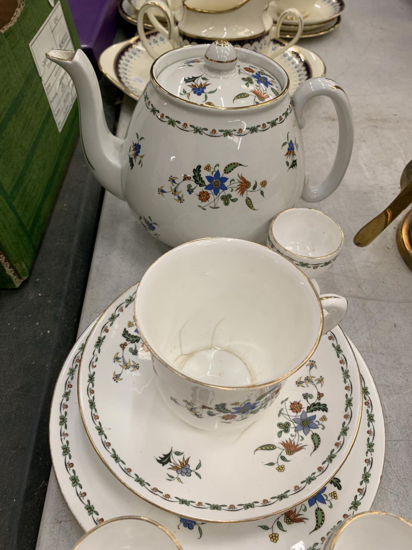 A SHELLEY 'CHELSEA' PATTERN PART TEA SET, TEAPOT, CREAM JUG, CUPS AND SAUCERS ETC - Image 4 of 4