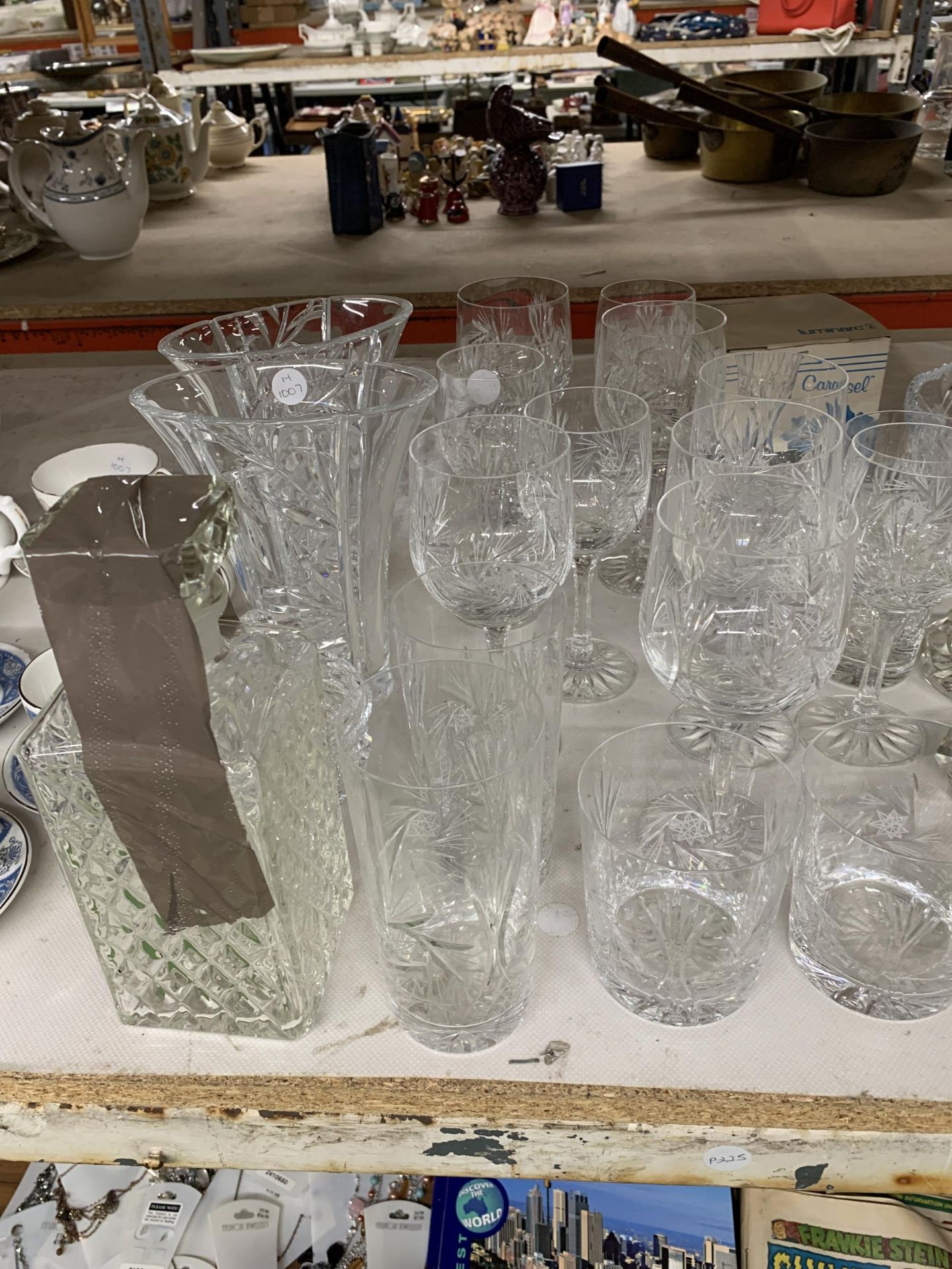 A LARGE COLLECTION OF CUT AND FURTHER GLASSWARE TO INCLUDE CHAMPAGNE FLUTES, WINE GLASSES, VASES, - Image 4 of 6