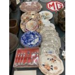 A QUANTITY OF VINTAGE PLATES, ETC TO INCLUDE 'IMARI' STYLE PLUS A BOXED SET OF SPOONS WITH CERAMIC