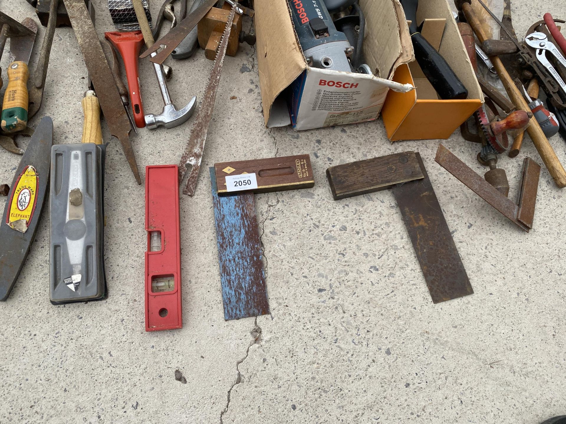 AN ASSORTMENT OF TOOLS TO INCLUDE A BOSCH ANGLE GRINDER, FILES AND SET SQUARES ETC - Image 4 of 4