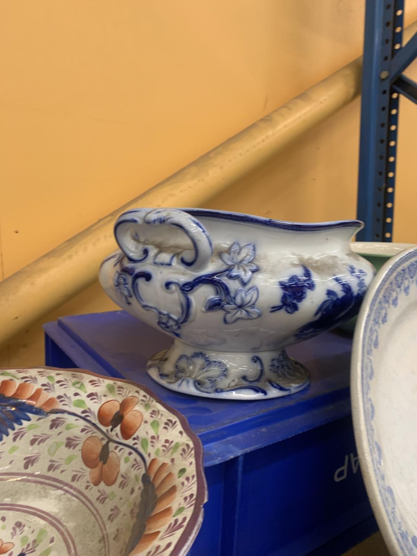 A MIXED LOT OF CERAMICS TO INCLUDE MINTONS BLUE MOSIAC, TABLEWARES ETC - Image 5 of 6