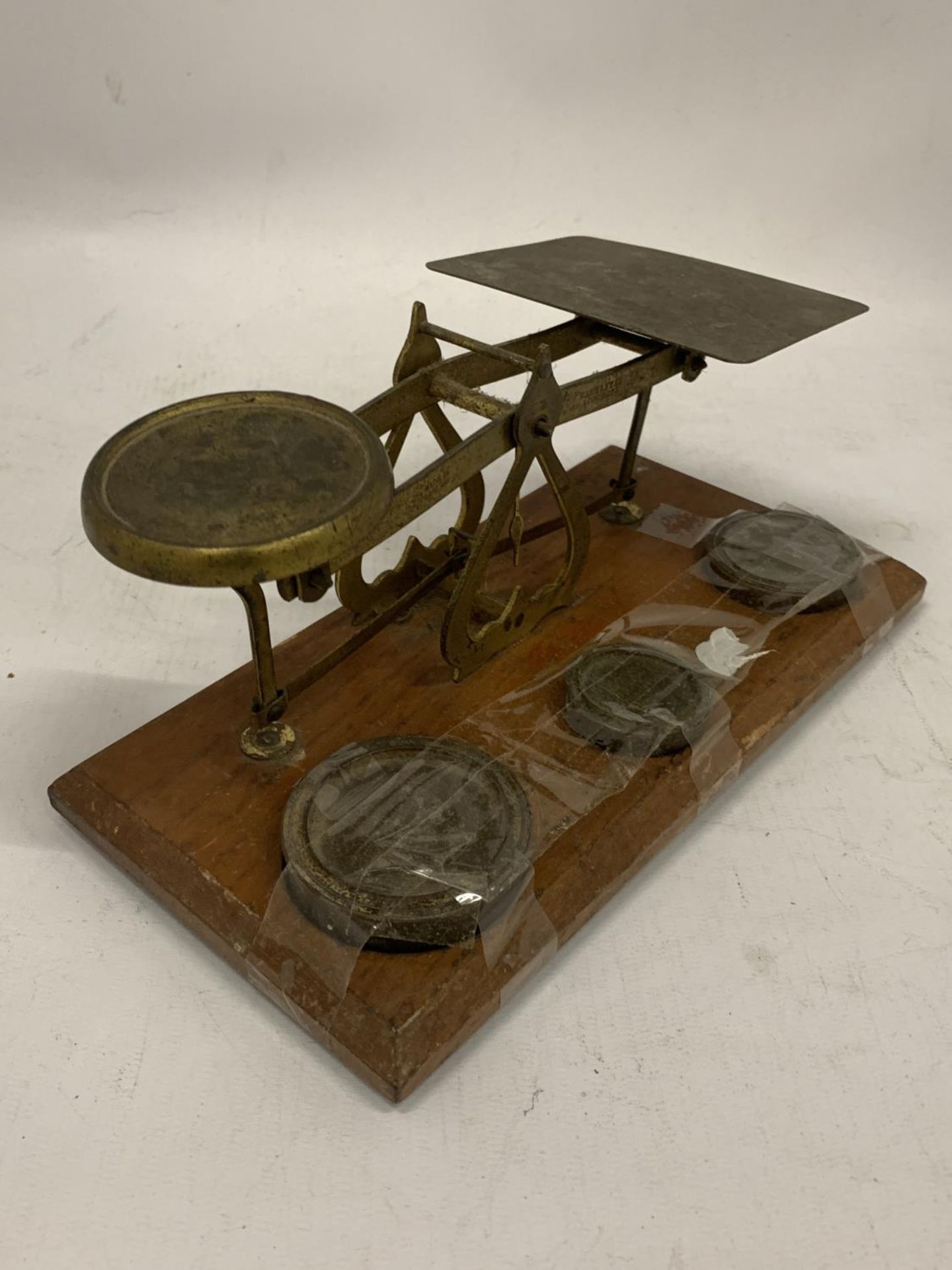 A SET OF BRASS AND WOOD POST OFFICE SCALES WITH WEIGHTS - Bild 3 aus 4
