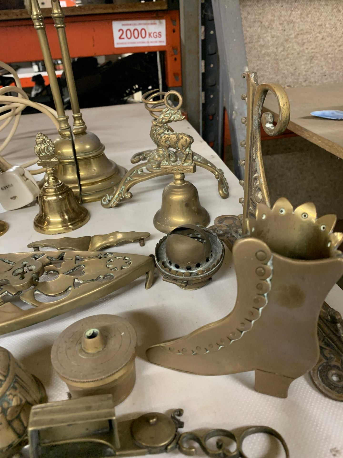 A QUANTITY OF BRASS TO INCLUDE BELLS, ORNAMENTS, BRACKETS, LAMP BASE, ETC., - Image 5 of 6