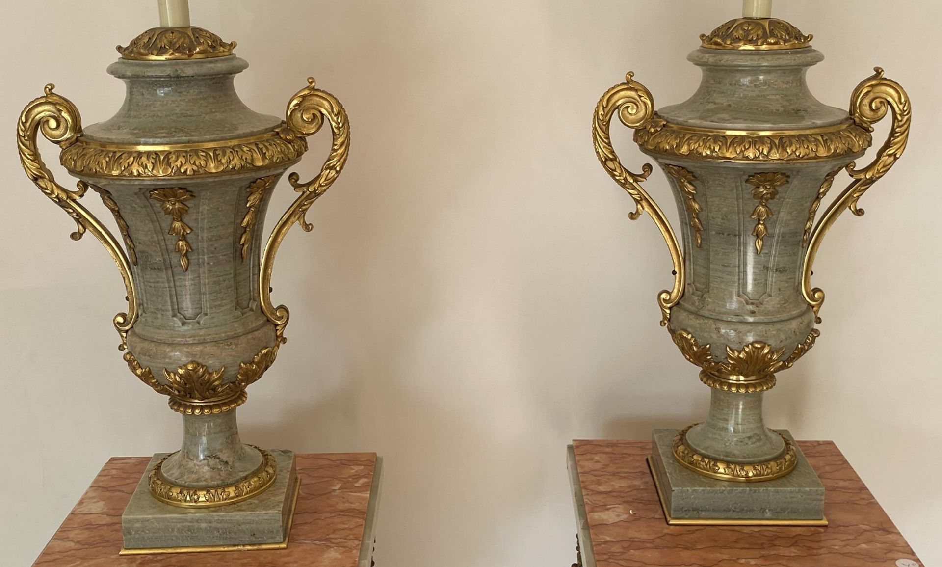 AN IMPRESSIVE PAIR OF ITALIAN MARBLE AND BRONZE ORMELU TWIN HANDLED TABLE LAMPS, HEIGHT 47CM - Image 11 of 12