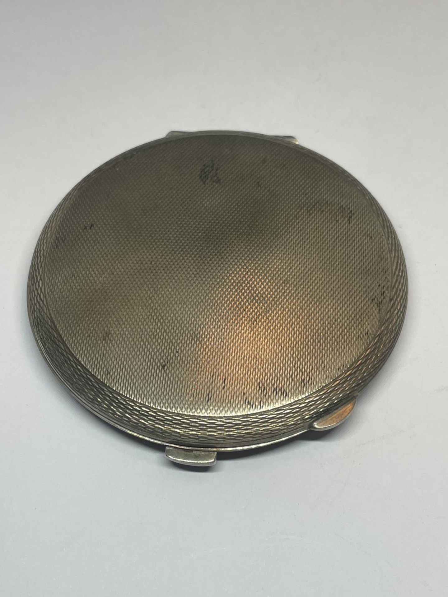 A HALLMARKED BIRMINGHAM SILVER COMPACT