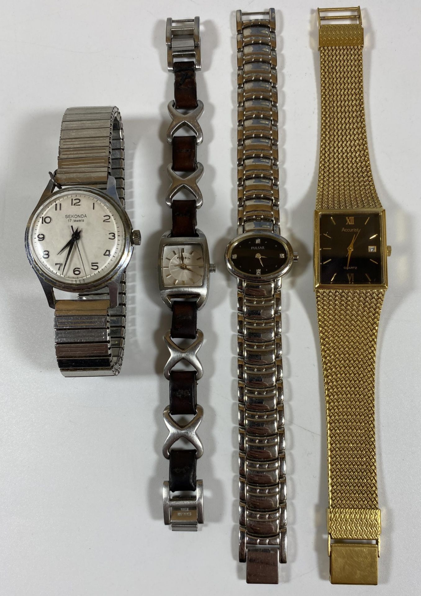 A GROUP OF FOUR VINTAGE WATCHES, PULSAR, SEKONDA, FOSSIL & ACCURIST