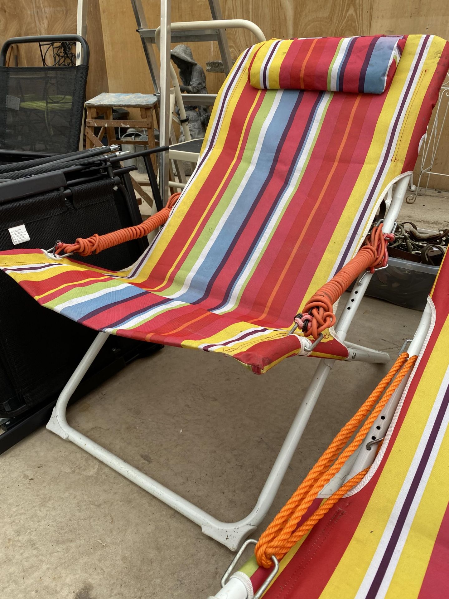 A PAIR OF VIVID COLOURFUL FOLDING DECK CHAIRS - Bild 2 aus 2