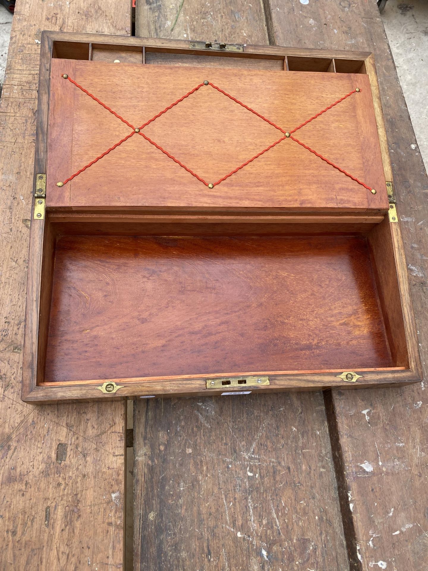 AN INLAID WALNUT WRITING SLOPE WITH RED BLAZE INTERIOR AND SECRET DRAWERS - Image 6 of 11