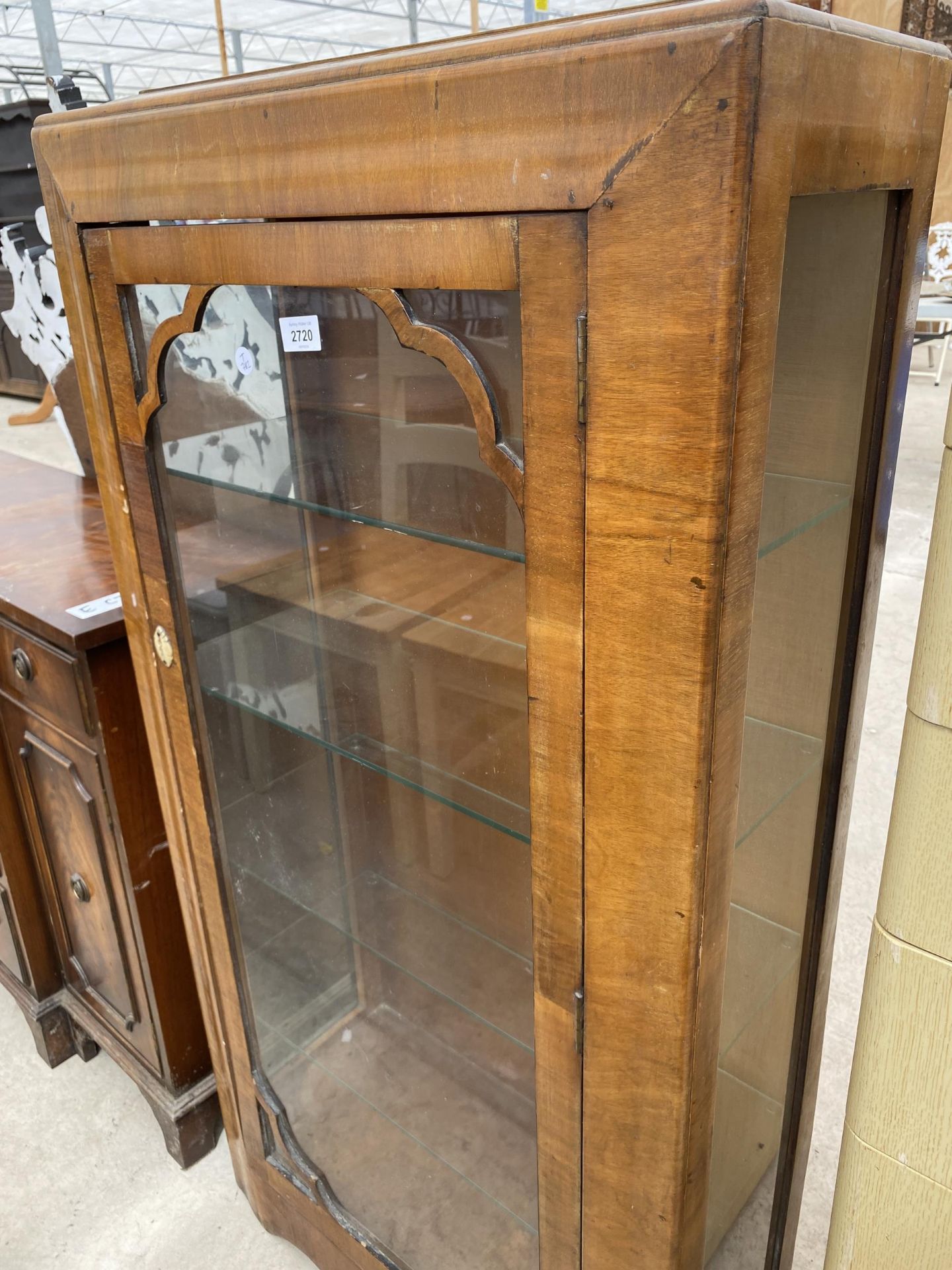 A MID 20TH CENTURY WALNUT CHINA CABINET, 24" WIDE - Image 2 of 4