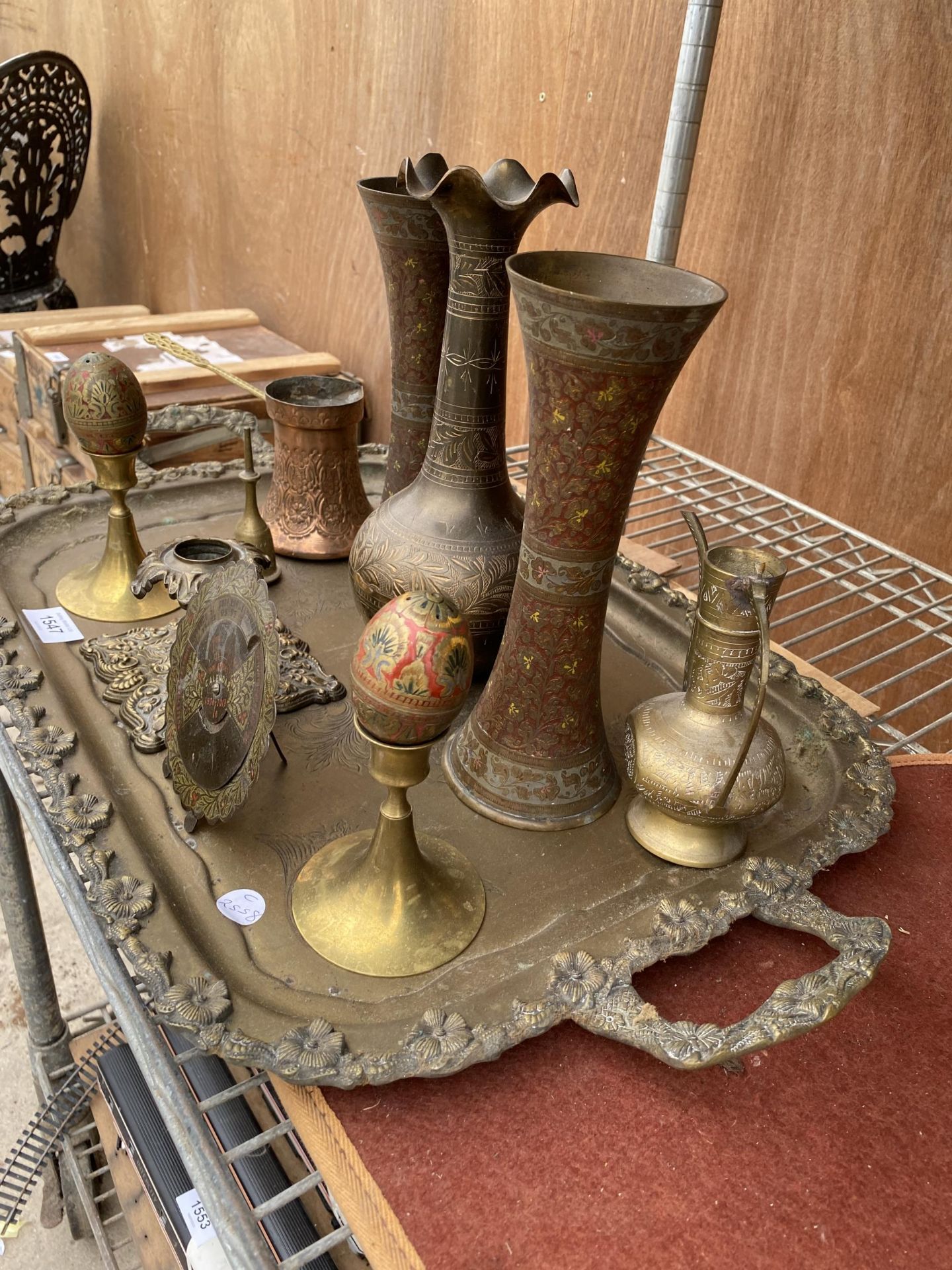AN ASSORTMENT OF VINTAGE AND DECORATIVE BRASS WARE TO INCLUDE A TRAY, CANDLESTICKS AND CLOISONNE - Image 2 of 9