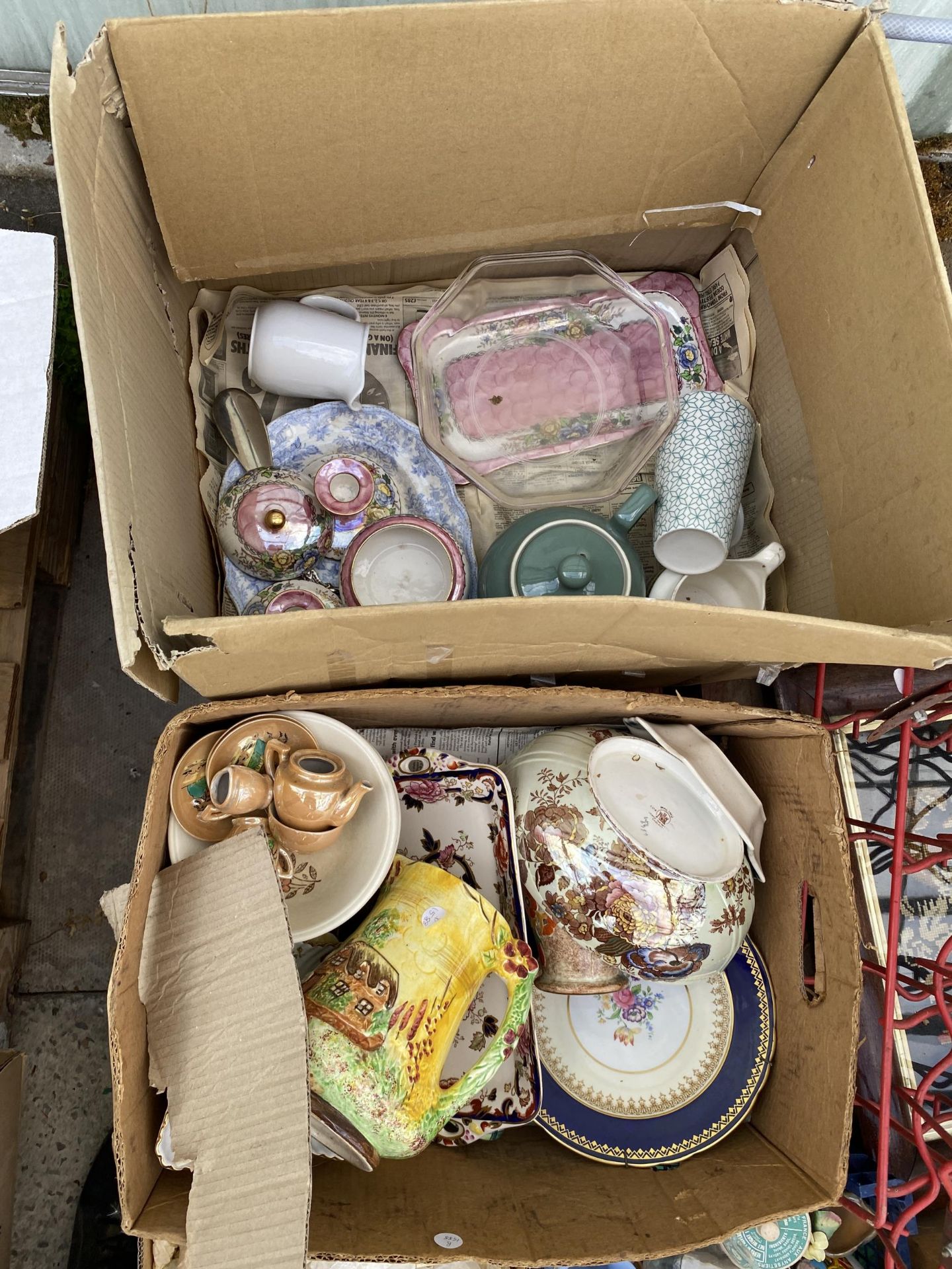 AN ASSORTMENT OF HOUSEHOLD CLEARANCE ITEMS TO INCLUDE CERAMICS AND GLASS WARE ETC - Image 2 of 3