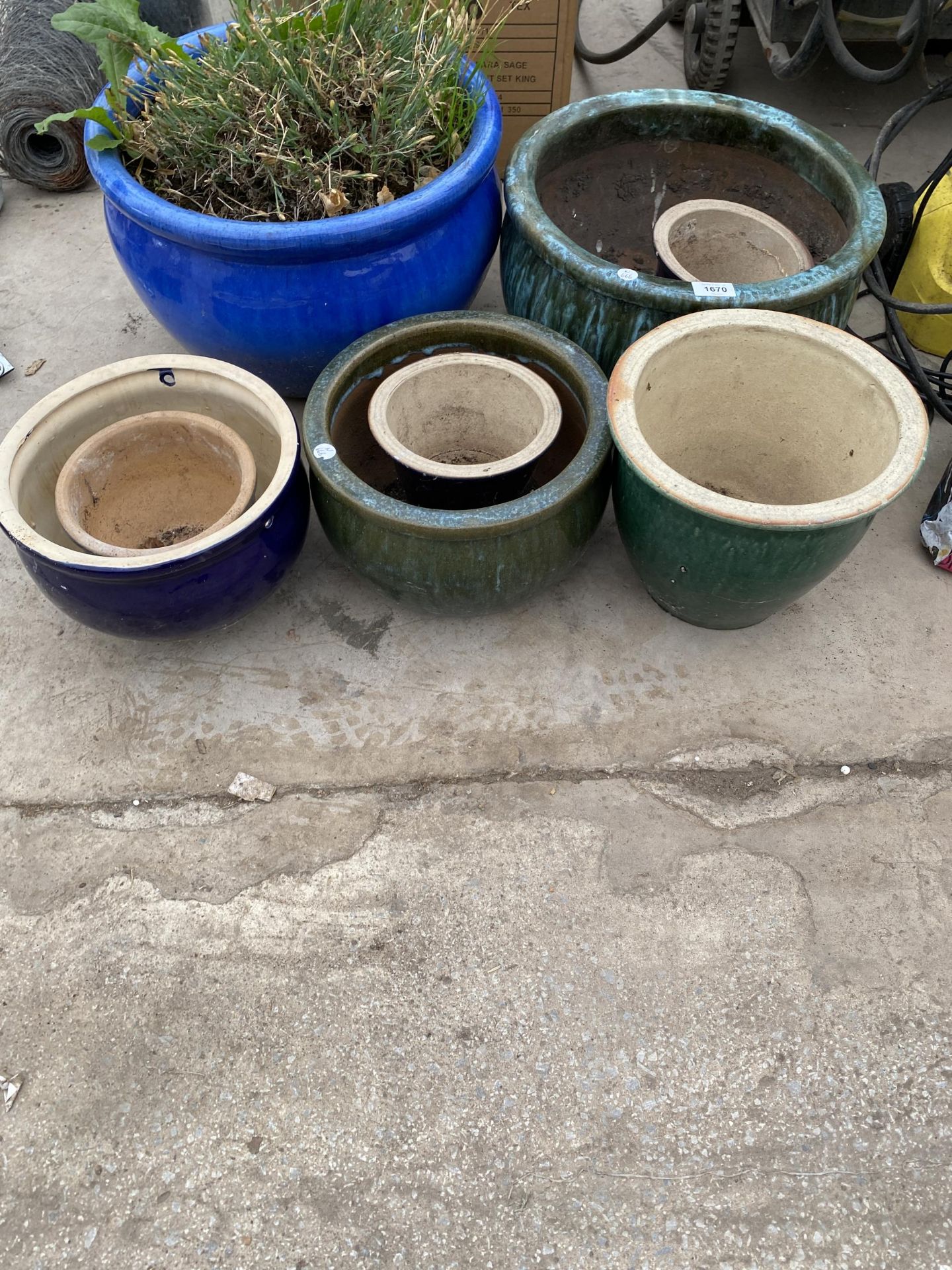 AN ASSORTMENT OF GLAZED PLANTERS TO INCLUDE BLUE AND GREEN EXAMPLES