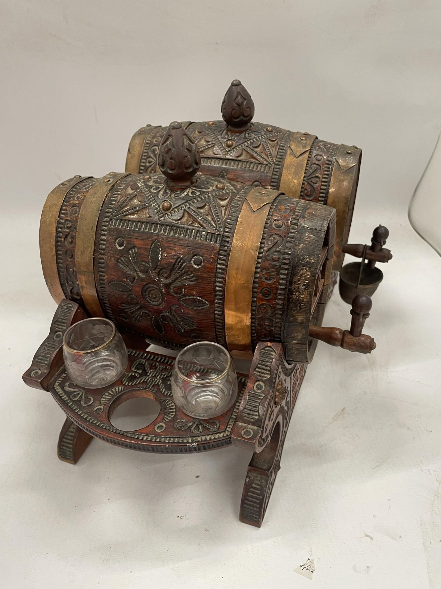 A VINTAGE CARVED WOODEN NORTH AFRICAN DRINKS DISPENSER WITH GLASSES - Image 2 of 4