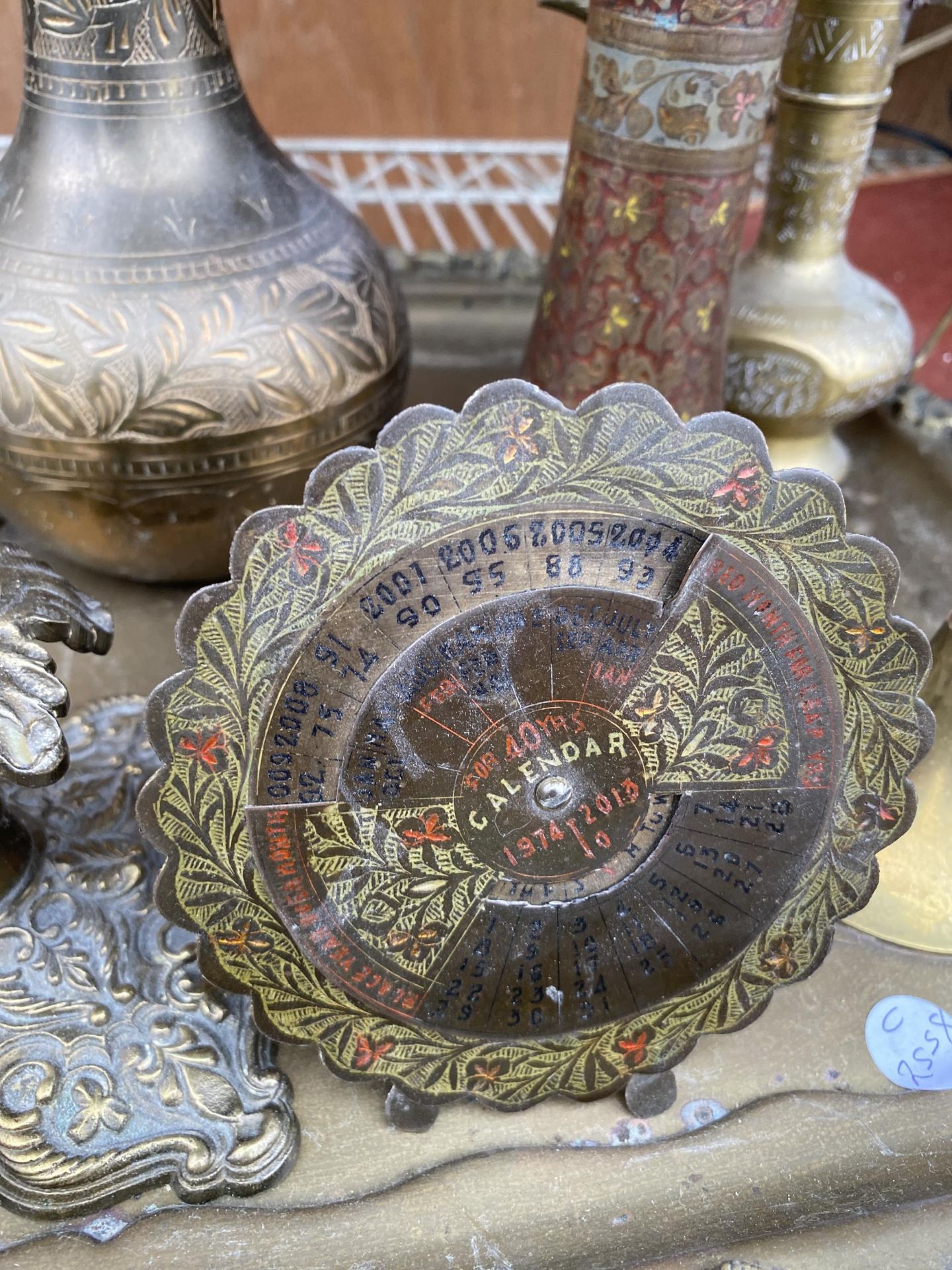 AN ASSORTMENT OF VINTAGE AND DECORATIVE BRASS WARE TO INCLUDE A TRAY, CANDLESTICKS AND CLOISONNE - Image 7 of 9