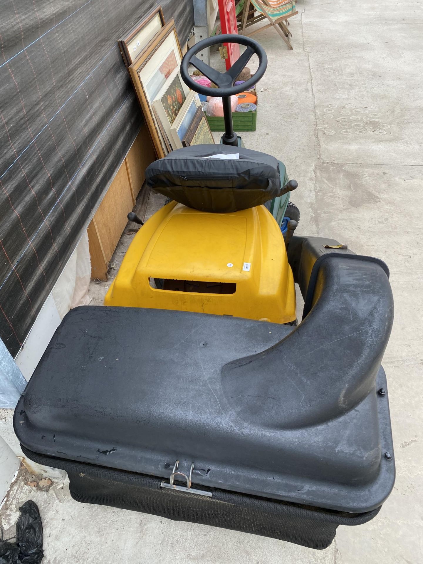 A MCCULLOCH RIDE ON LAWN MOWER WITH GRASS BOX AND KEY BELIEVED IN WORKING ORDER BUT NO WARRANTY - Image 5 of 6