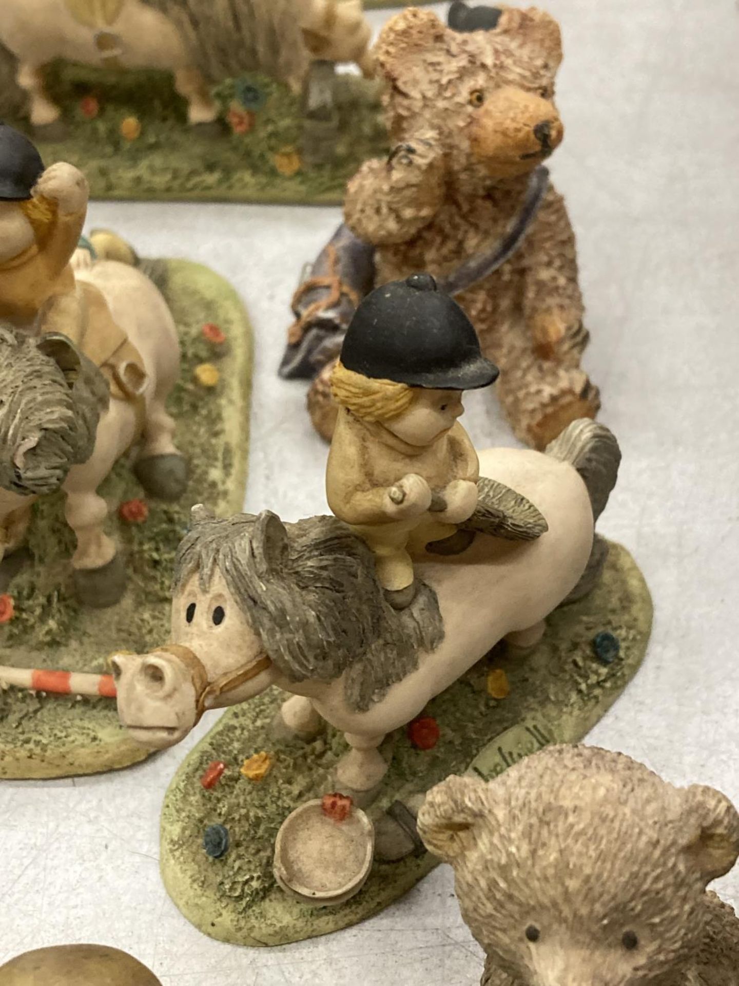 A COLLECTION OF CHILTERN COLLECTION NORMAN THELWELL HORSE FIGURES PLUS TEDDY BEAR FIGURES - Image 4 of 5