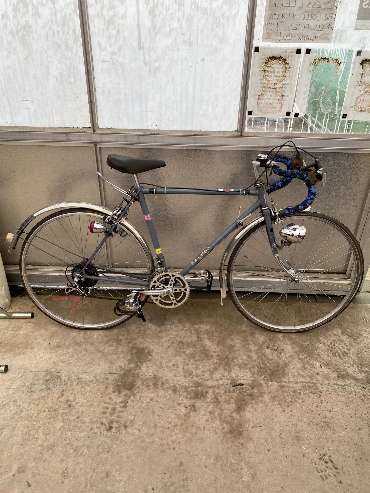 A FALCON GENTS BIKE WITH 8 SPEED SHIMANO GEAR SYSTEM