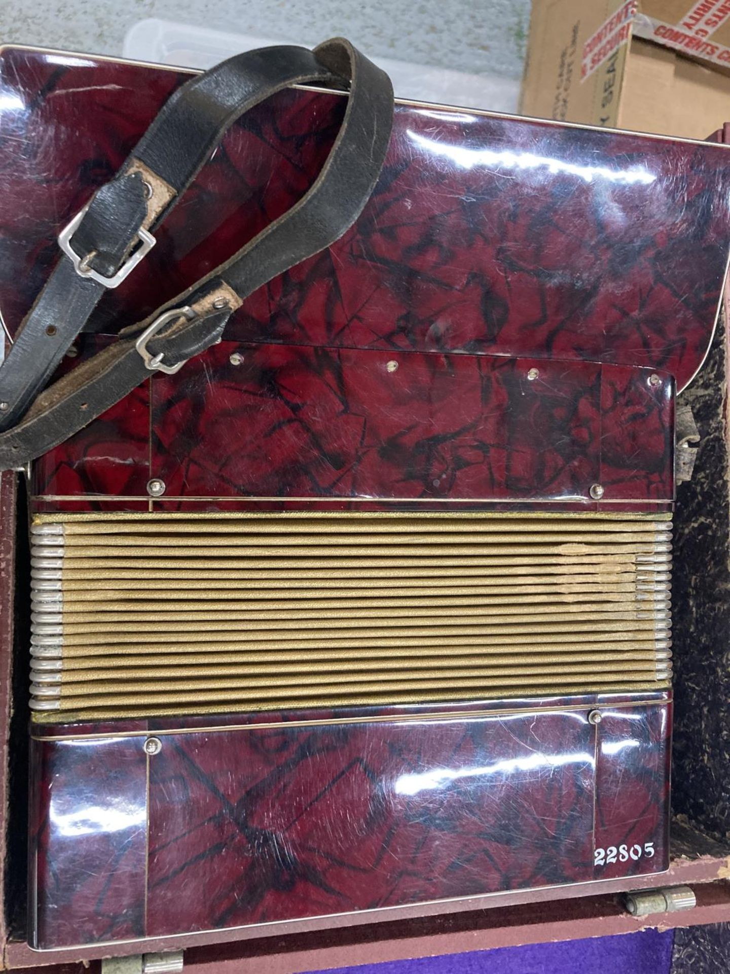 A VINTAGE ROYAL STANDARD ACCORDIAN WITH RED BAKELITE BODY IN THE ORIGINAL CASE - Image 4 of 4