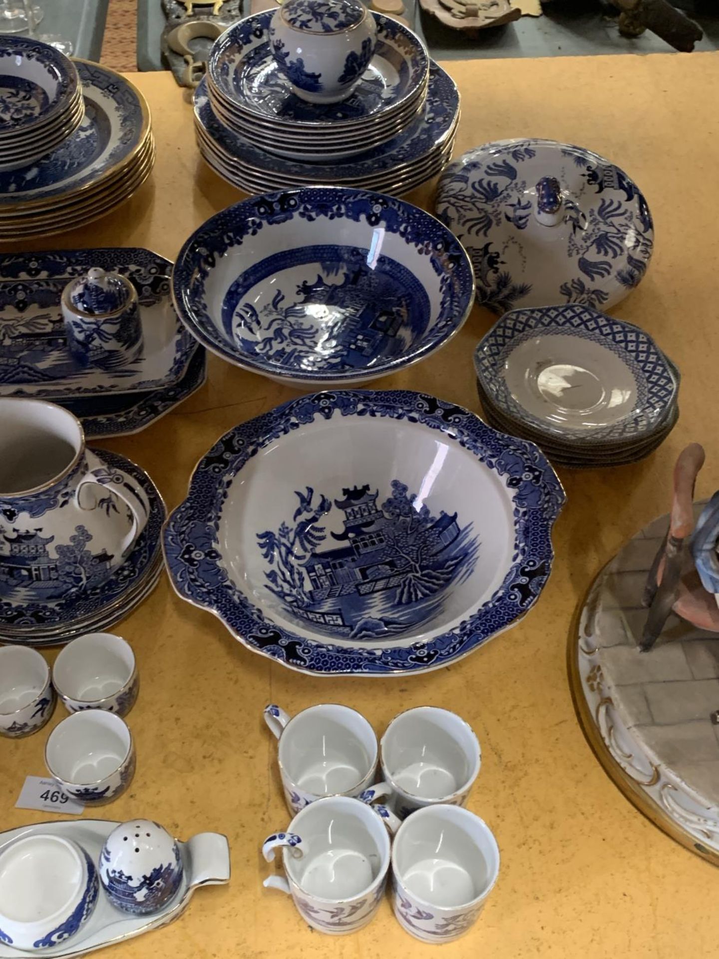 A LARGE PART BURLEIGHWARE 'WILLOW PATTERN' DINNER SERVICE TO INCLUDE VARIOUS SIZES OF PLATES, BOWLS, - Image 4 of 4