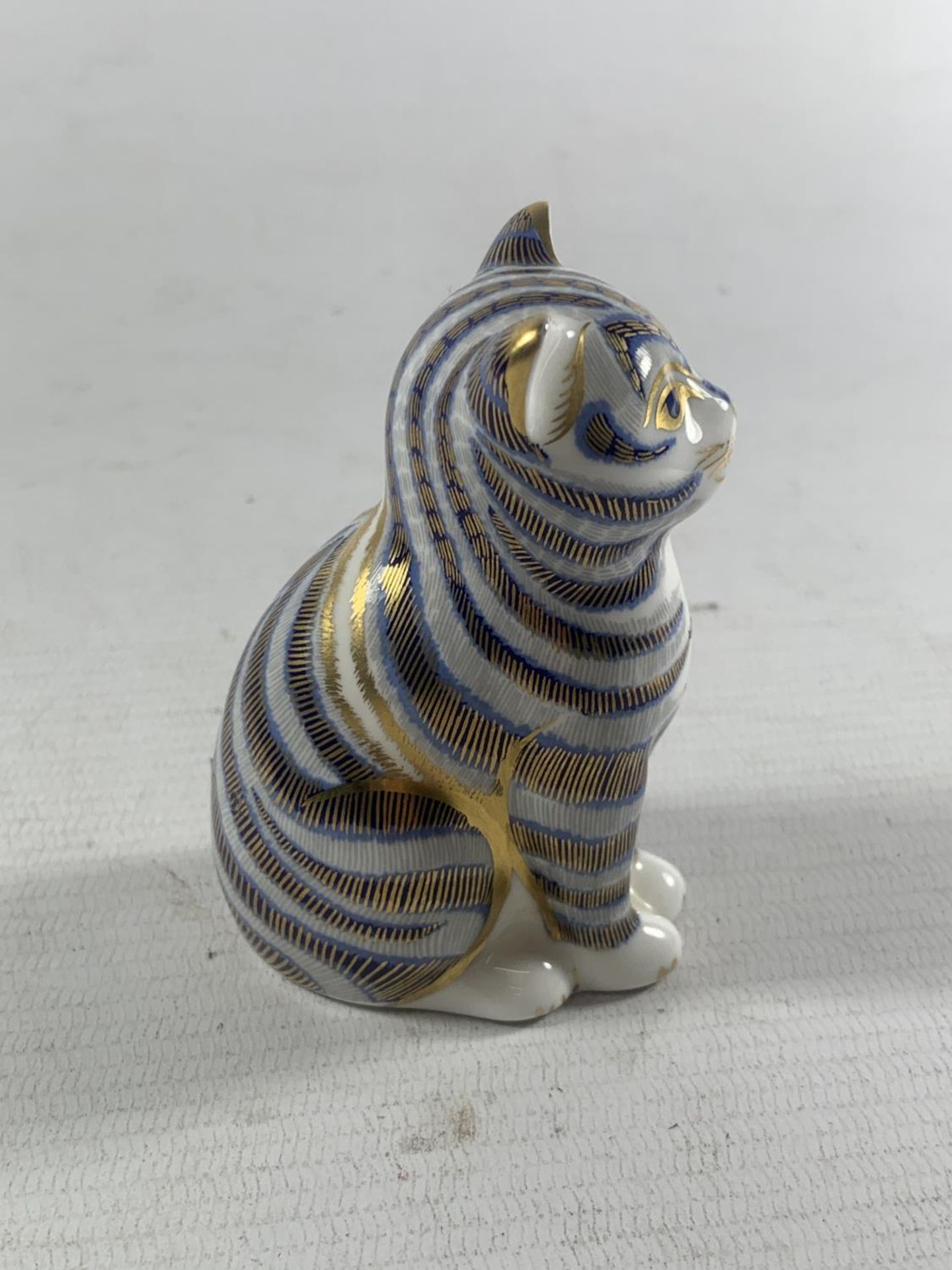 A ROYAL CROWN DERBY SITTING KITTEN - Image 2 of 4