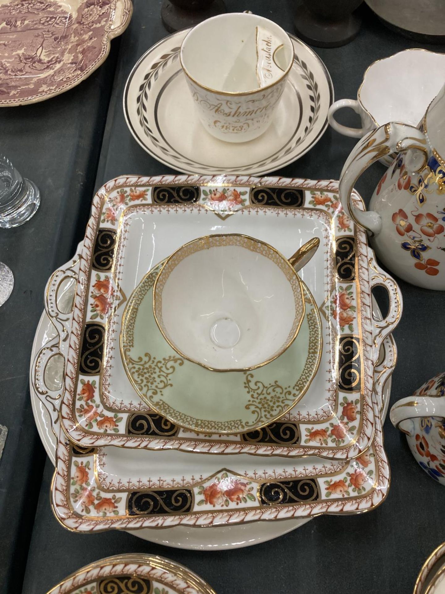 A LARGE QUANTITY OF TEAWARE ITEMS TO INCLUDE SUTHERLAND TO INCLUDE CUPS, SAUCERS, PLATES, CREAM - Image 5 of 5