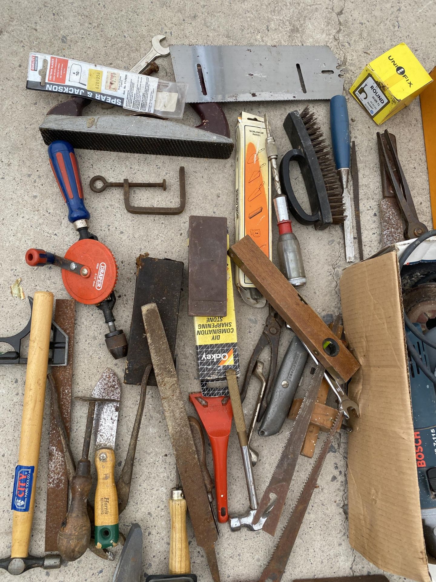 AN ASSORTMENT OF TOOLS TO INCLUDE A BOSCH ANGLE GRINDER, FILES AND SET SQUARES ETC - Image 2 of 4