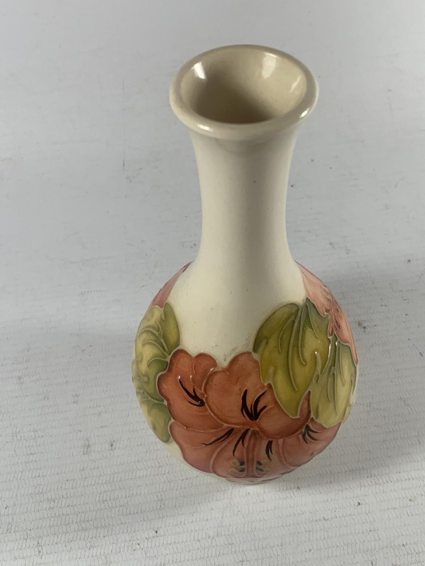 A MOORCROFT HIBISCUS VASE - Image 3 of 4