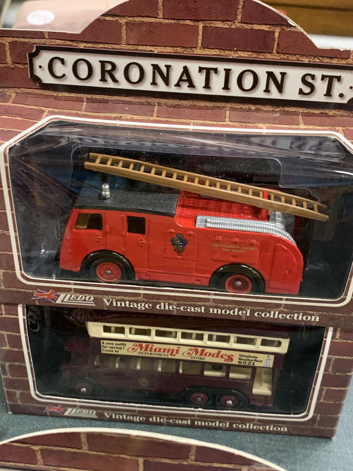 A COLLECTION OF 'CORONATION STREET' ITEMS TO INCLUDE SIX MODEL VEHICLES - BOXED, TWO BOOKS AND A MUG - Image 4 of 6