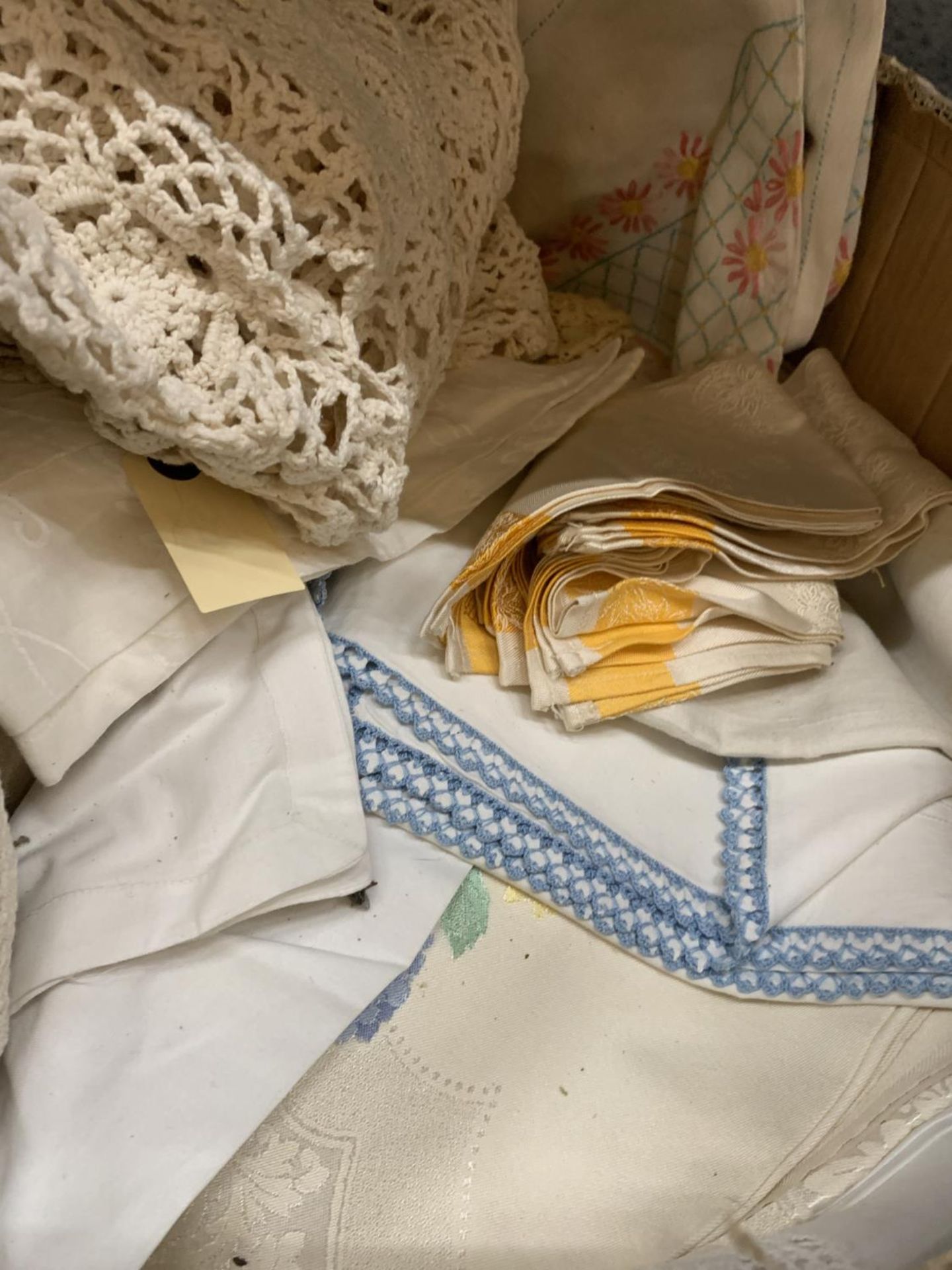 A LAGE QUANTITY OF VINTAGE LINEN AND COTTON TO INCLUDE TABLECLOTHS, PLACEMATS, ETC