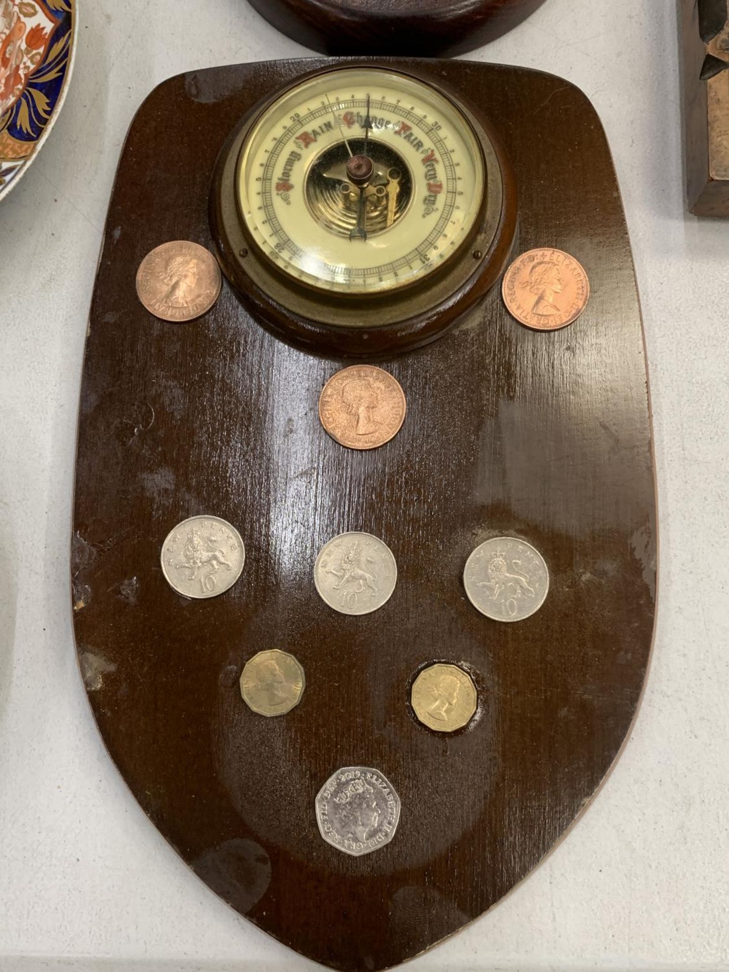 A BAROMETER DECORATED WITH BRITISH COINS TO INCLUDE NEW PENCE TOGETHER WITH A SMALL CIRCULAR - Bild 2 aus 4