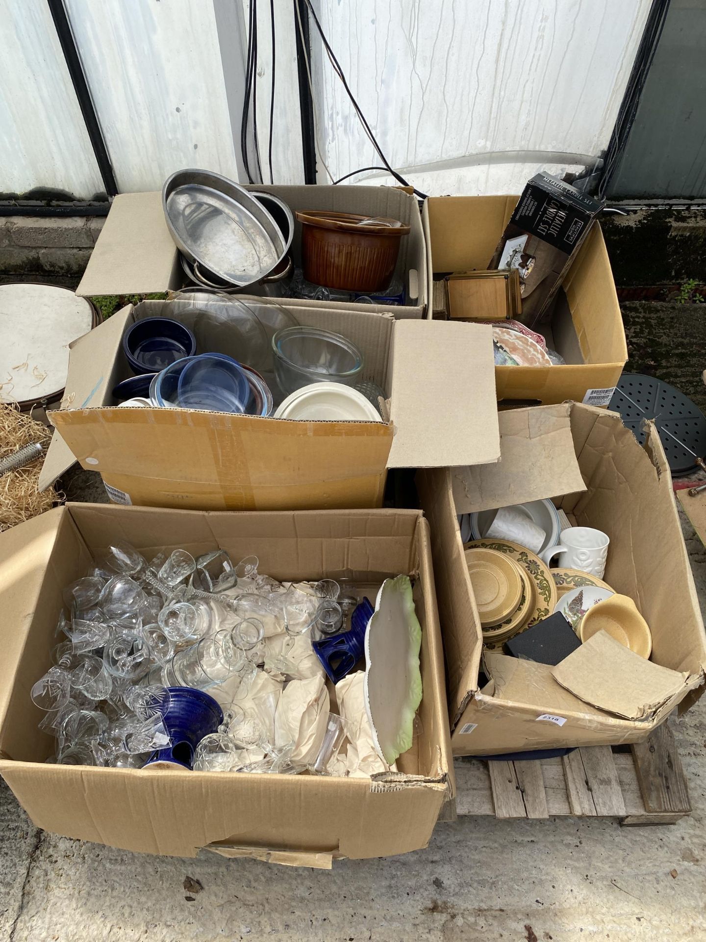 AN ASSORTMENT OF HOUSEHOLD CLEARANCE ITEMS TO INCLUDE CERAMICS AND GLASS WARE ETC